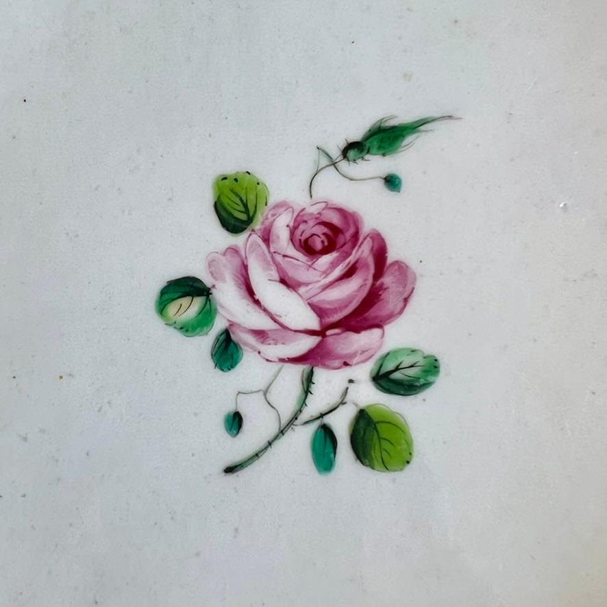 Runde Schale Chelsea-Derby, Türkis mit feinen rosa Rosengirlanden, um 1775 im Angebot 3