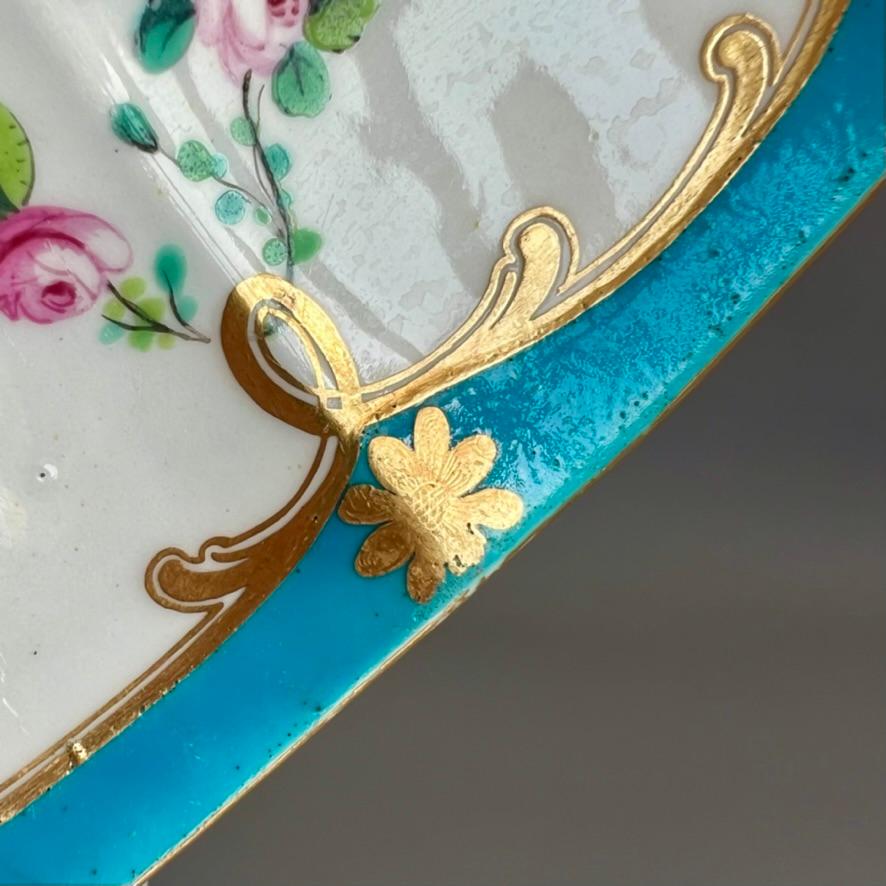 Runde Schale Chelsea-Derby, Türkis mit feinen rosa Rosengirlanden, um 1775 im Angebot 4