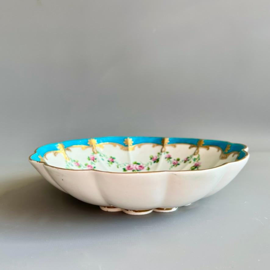 Runde Schale Chelsea-Derby, Türkis mit feinen rosa Rosengirlanden, um 1775 im Angebot 5