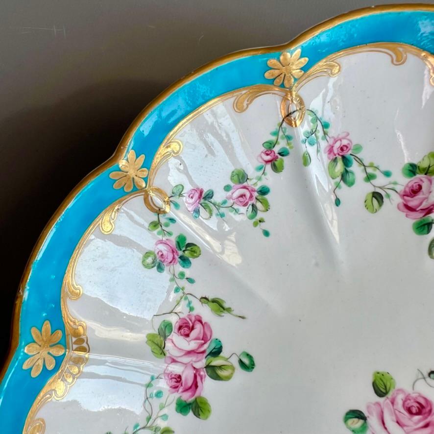 Runde Schale Chelsea-Derby, Türkis mit feinen rosa Rosengirlanden, um 1775 (George III.) im Angebot