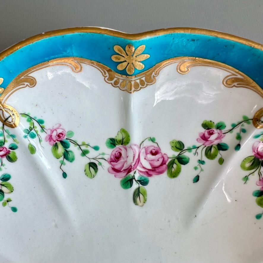 Runde Schale Chelsea-Derby, Türkis mit feinen rosa Rosengirlanden, um 1775 (Handbemalt) im Angebot