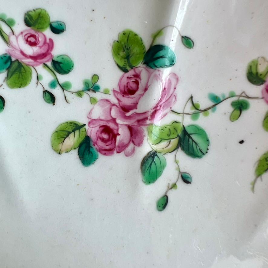 Runde Schale Chelsea-Derby, Türkis mit feinen rosa Rosengirlanden, um 1775 (Spätes 18. Jahrhundert) im Angebot