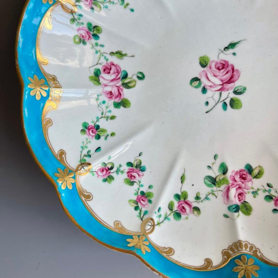 Runde Schale Chelsea-Derby, Türkis mit feinen rosa Rosengirlanden, um 1775 (Porzellan) im Angebot