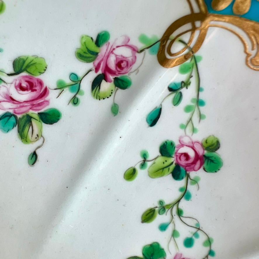 Runde Schale Chelsea-Derby, Türkis mit feinen rosa Rosengirlanden, um 1775 im Angebot 1