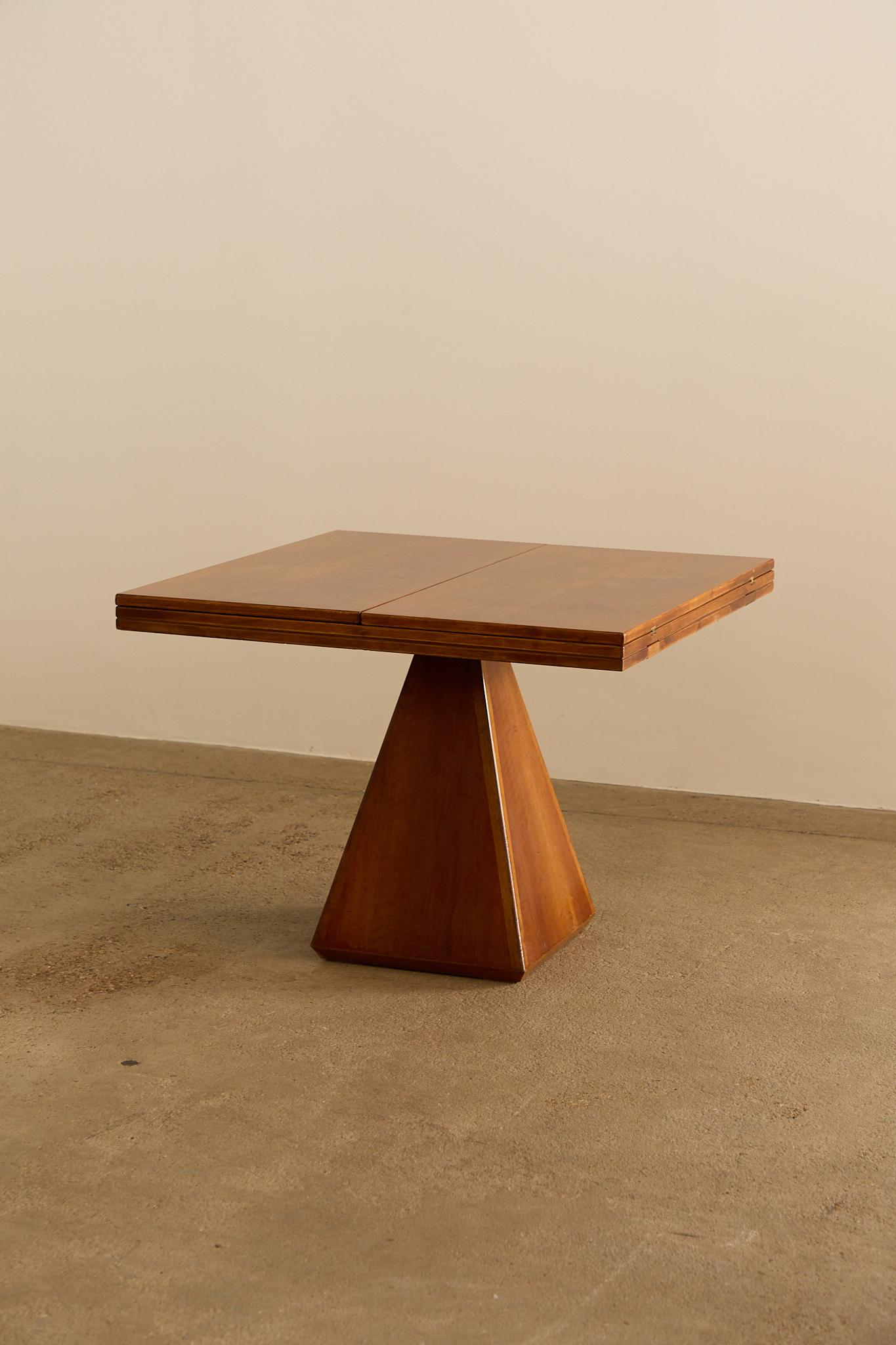 Chelsea' square extendable dining table by Vittorio Introini for Saporiti, Italy, 1960s. A refined example of Italian modernist design, featuring clean architectural lines and high-quality craftsmanship. The extendable top offers both functionality