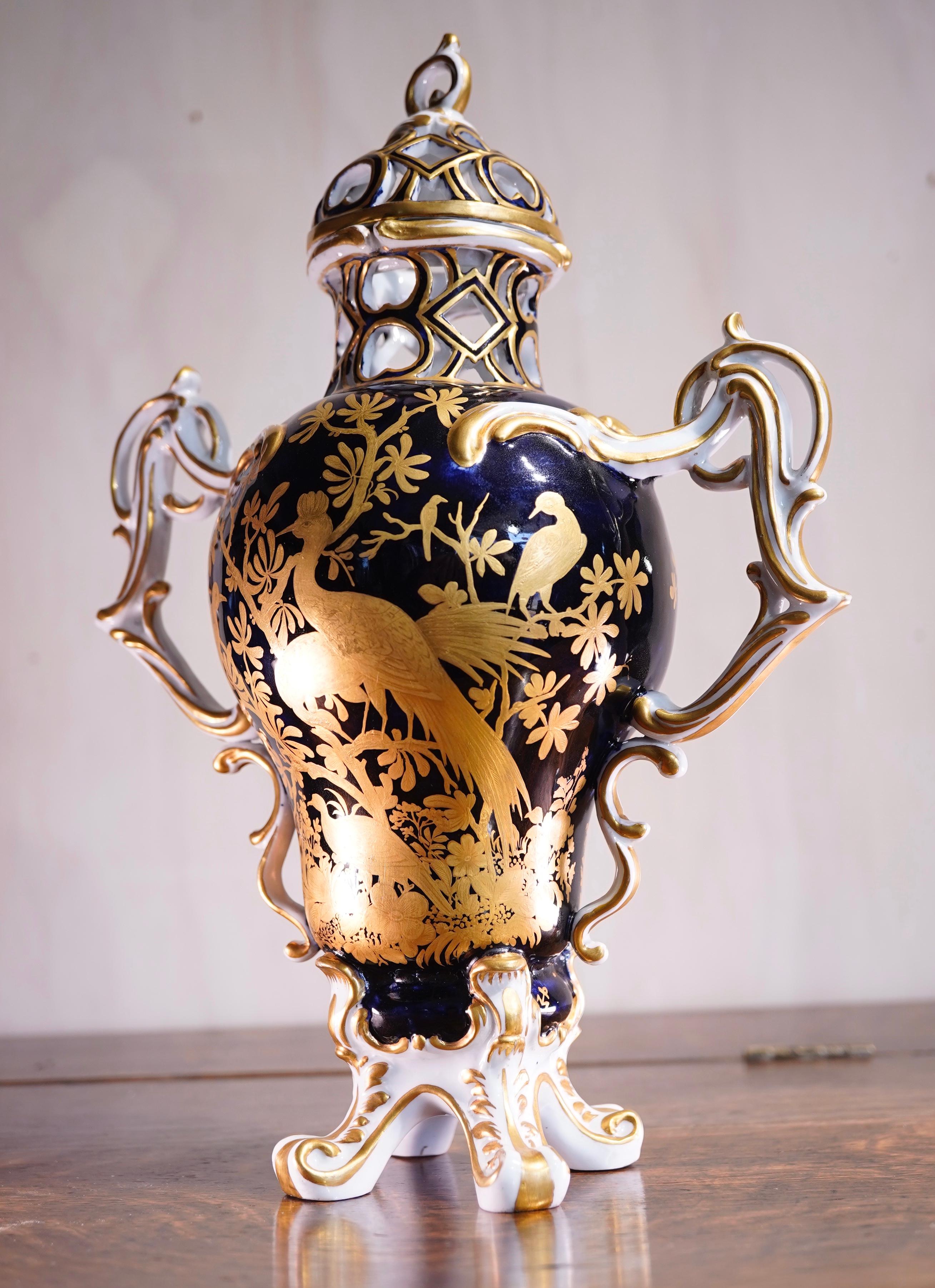 Chelsea Gold Anchor Vase, 'Dudley' Type, circa 1765 In Good Condition For Sale In Geelong, Victoria
