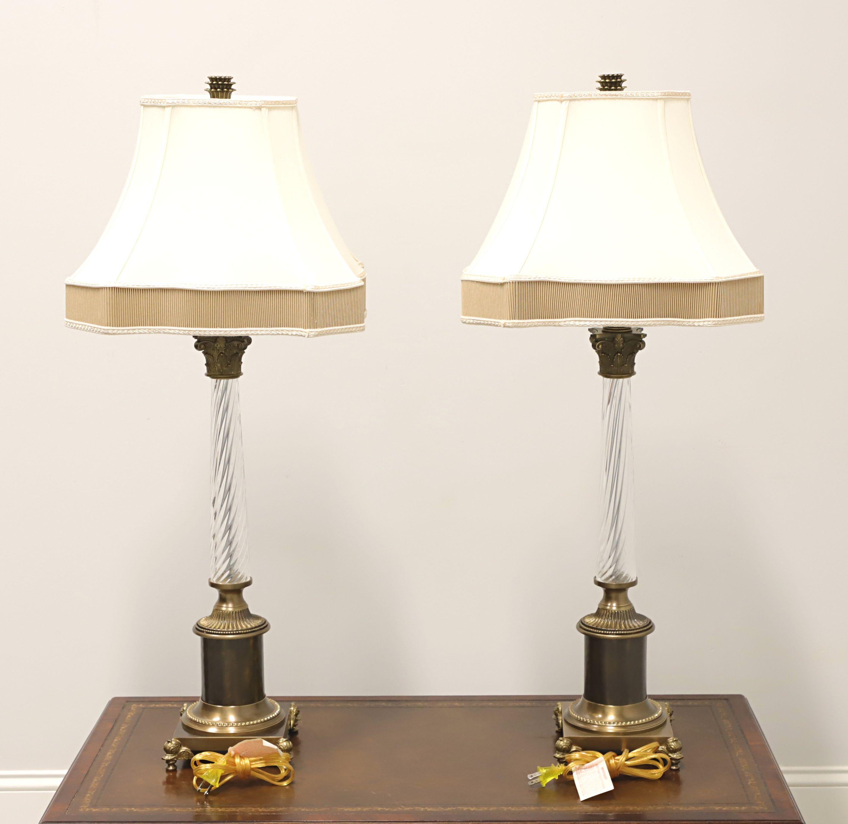 Américain Paire de lampes de bureau traditionnelles CHELSEA HOUSE en laiton et verre avec pieds en tête de canard en vente