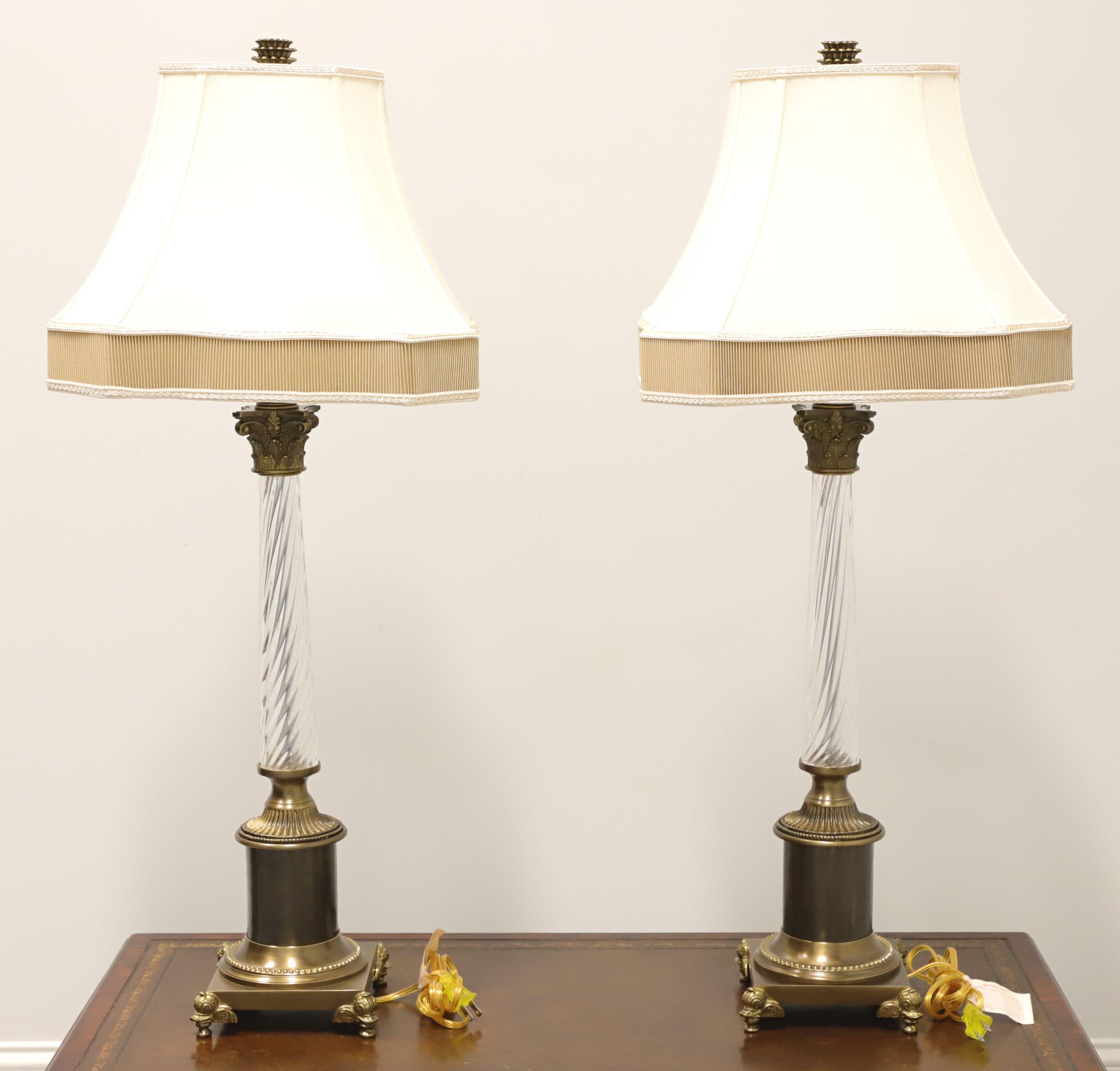Paire de lampes de bureau traditionnelles CHELSEA HOUSE en laiton et verre avec pieds en tête de canard Bon état - En vente à Charlotte, NC