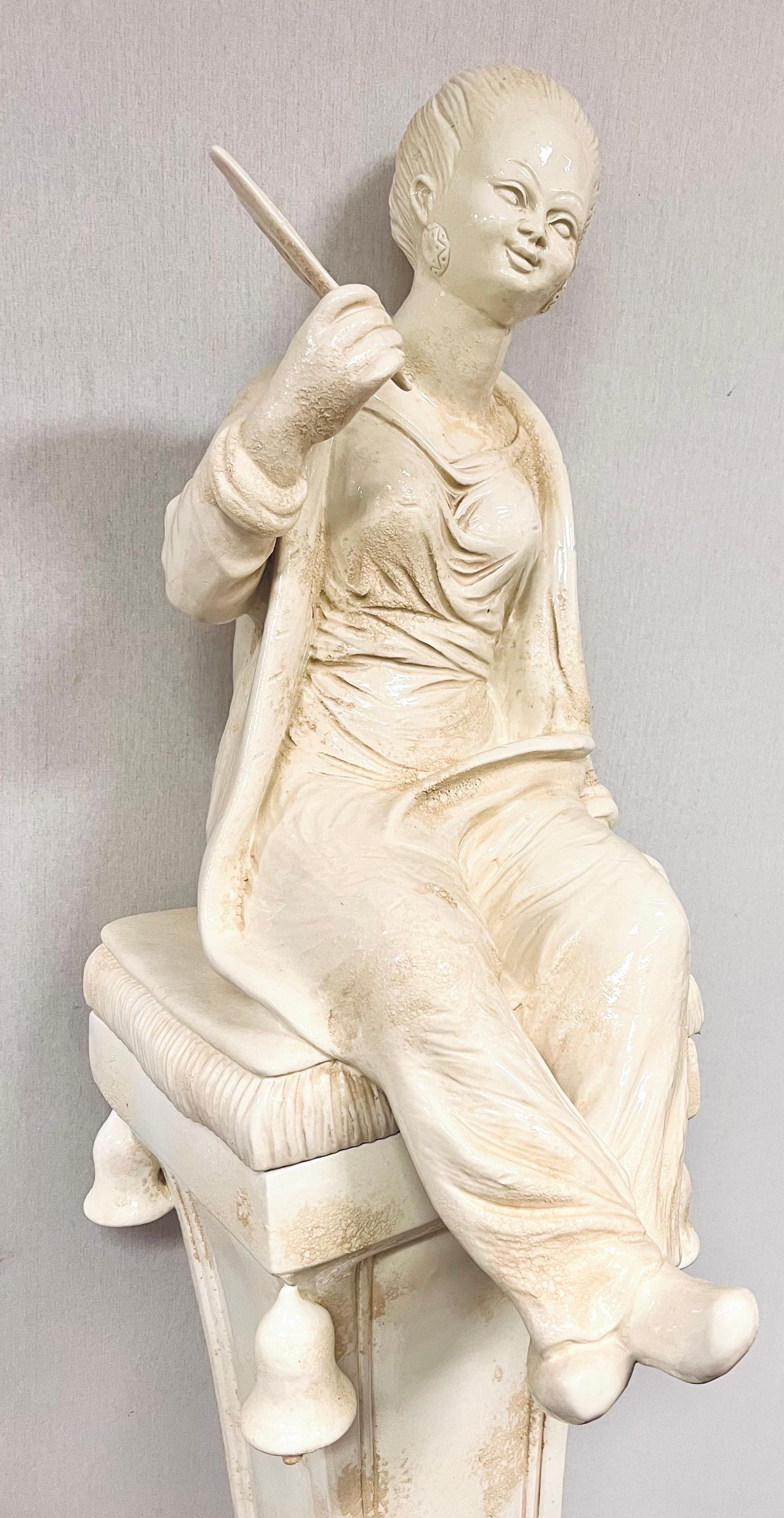 L'exquise sculpture de chinoiserie en porcelaine blanc cassé mesure 70