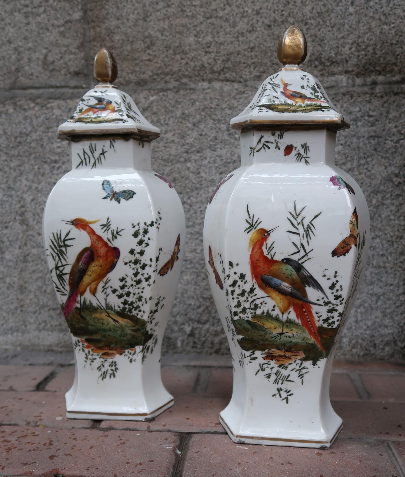 Chelsea, pair of color birds neoclassical English porcelain signed vases 18th century. Perfect condition.