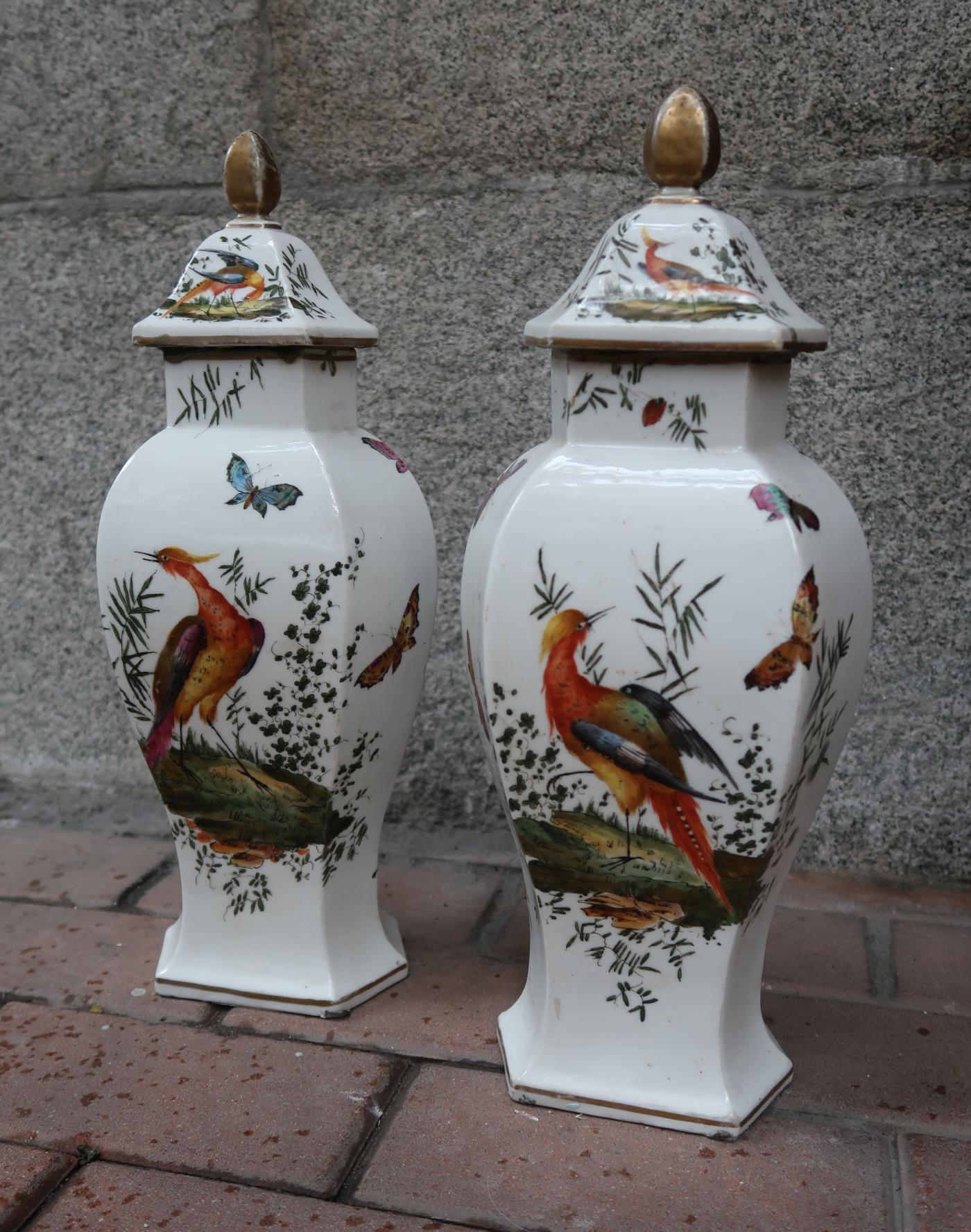Chelsea, Pair of Color Birds Neoclassical English Porcelain Signed Vases In Good Condition For Sale In Madrid, ES