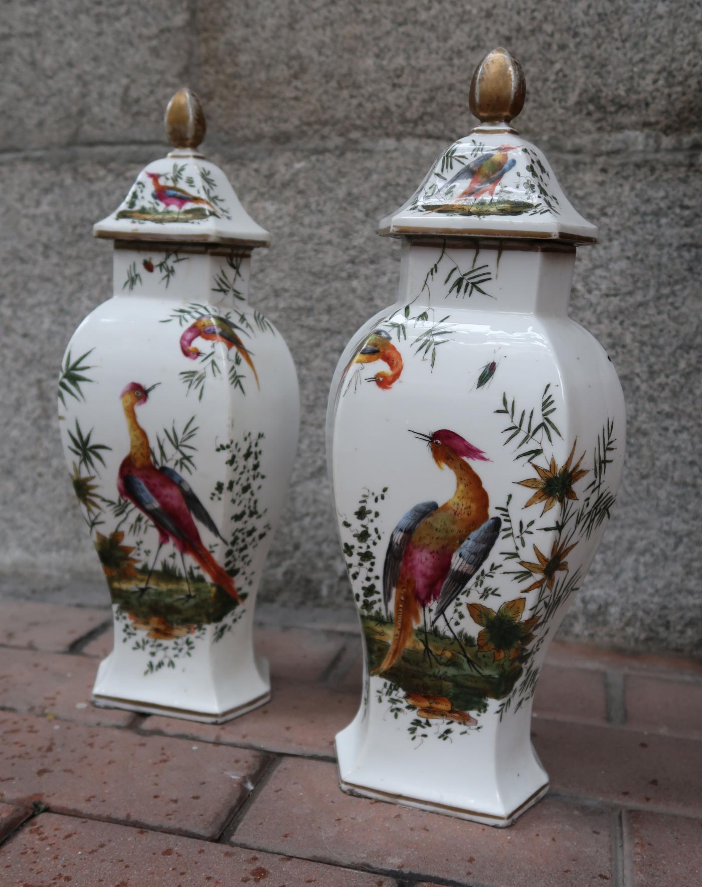 Chelsea, Pair of Color Birds Neoclassical English Porcelain Signed Vases For Sale 2
