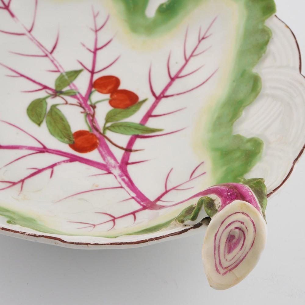 Chelsea Porcelain Fruit Dish In Good Condition For Sale In Tunbridge Wells, GB
