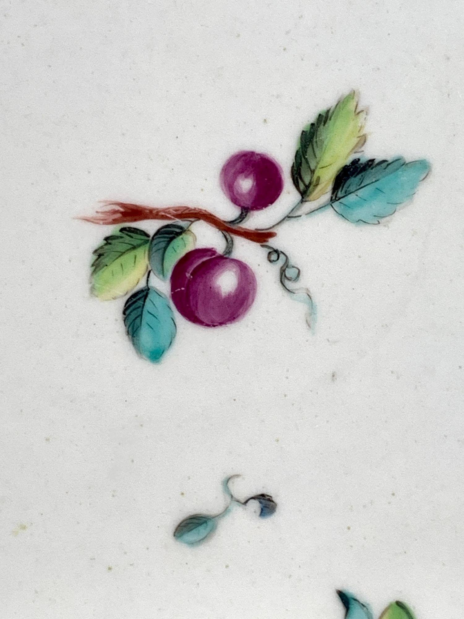 Anglais Plat ovale en porcelaine de Chelsea avec ancre rouge C-1752-56 avec fruits et insectes en vente