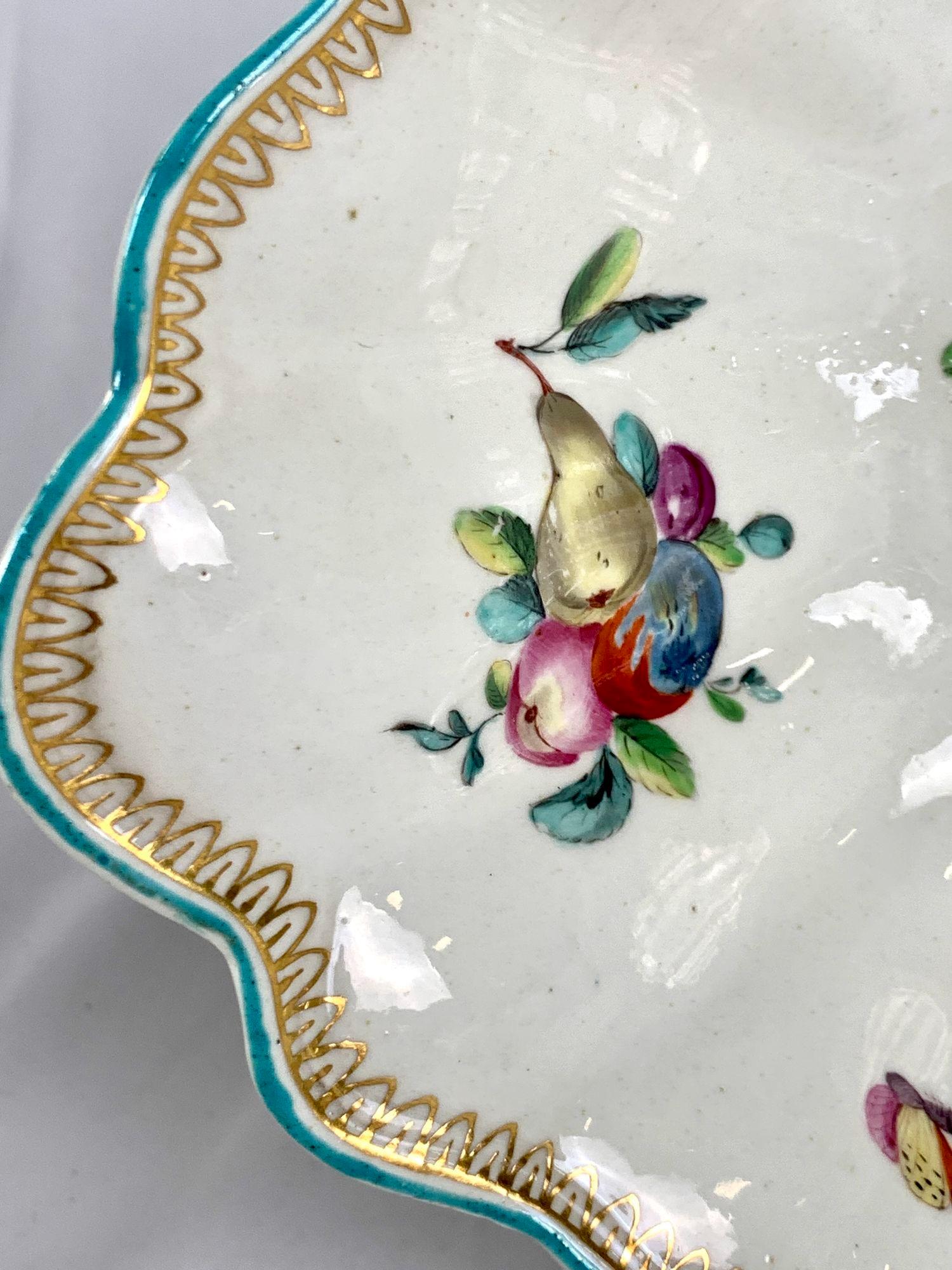 Chelsea Porcelain Oval Dish mit rotem Anker C-1752-56 mit Früchten und Insekten im Zustand „Hervorragend“ im Angebot in Katonah, NY