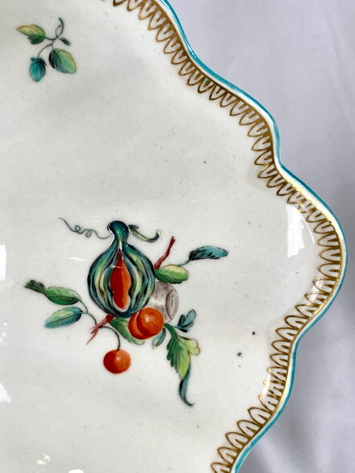 Chelsea Porcelain Oval Dish mit rotem Anker C-1752-56 mit Früchten und Insekten (18. Jahrhundert) im Angebot