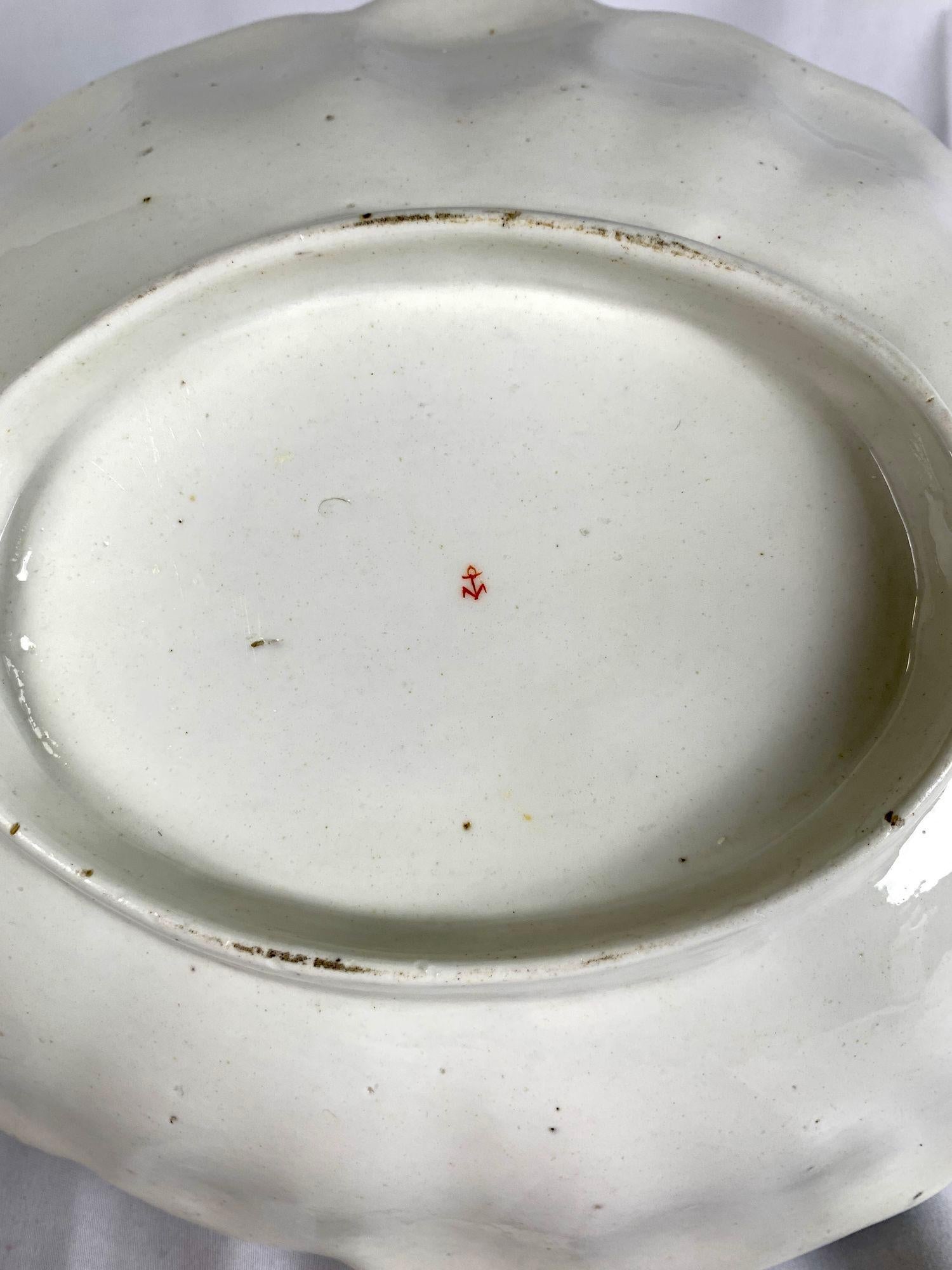 Plat ovale en porcelaine de Chelsea avec ancre rouge C-1752-56 avec fruits et insectes en vente 1