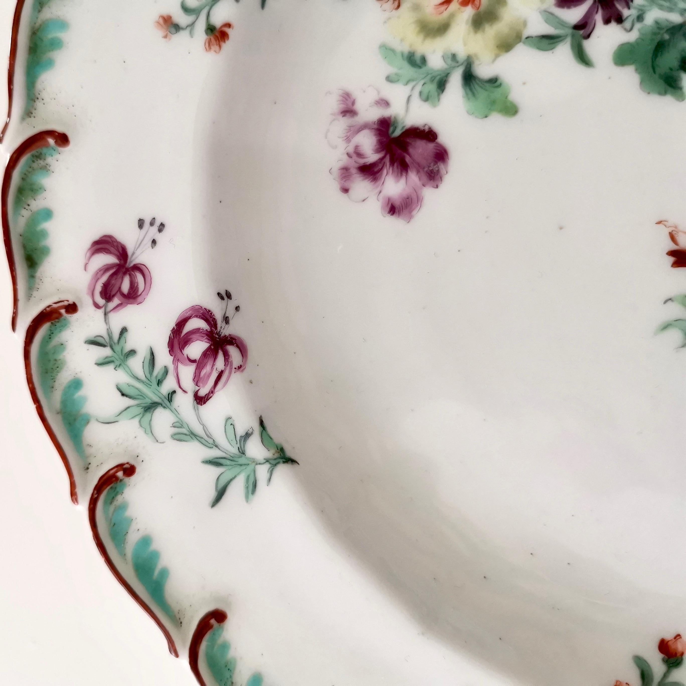 George II Assiette Chelsea:: plume moulée avec fleurs:: marque à l'ancre rouge:: ca 1755 en vente