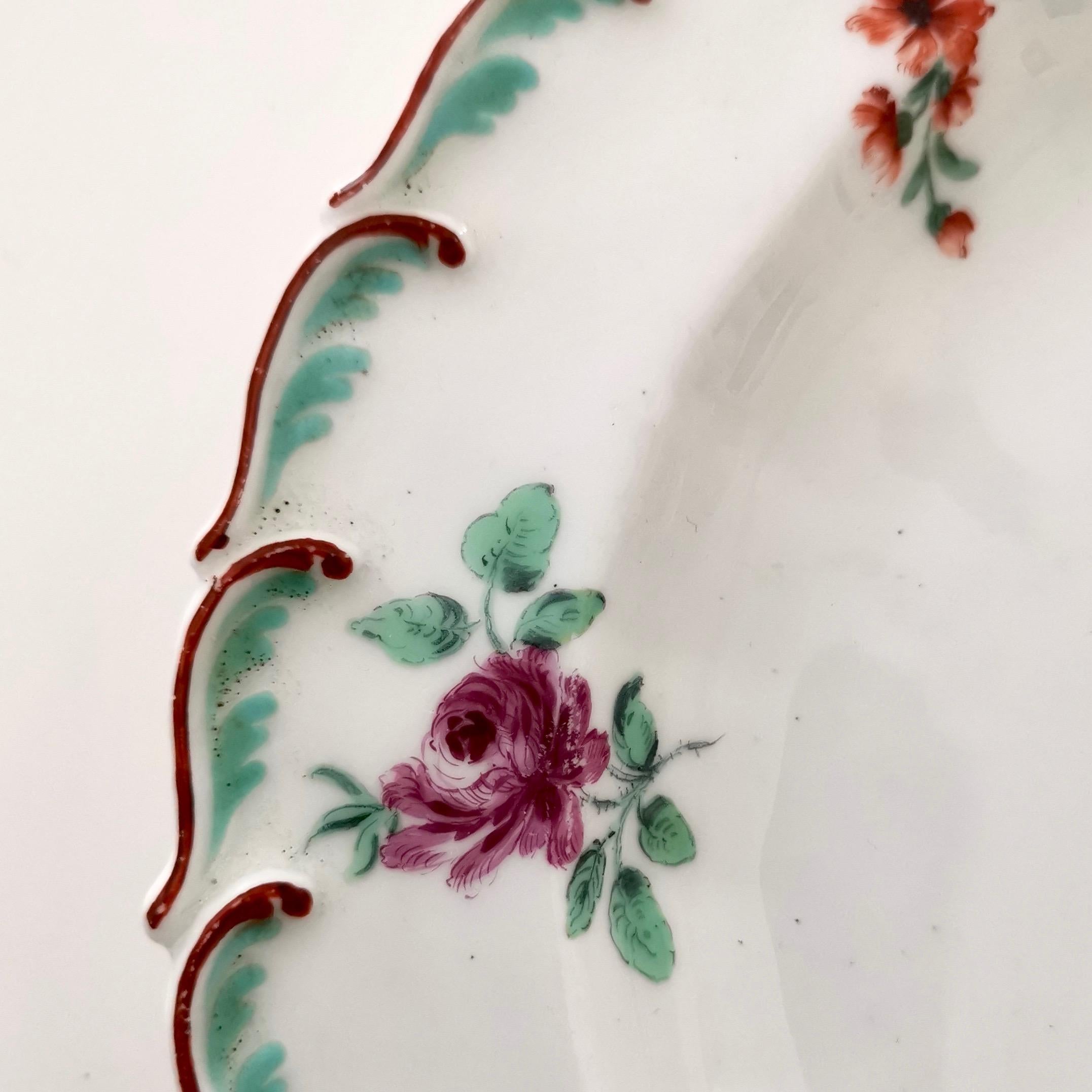 Moulé Assiette Chelsea:: plume moulée avec fleurs:: marque à l'ancre rouge:: ca 1755 en vente