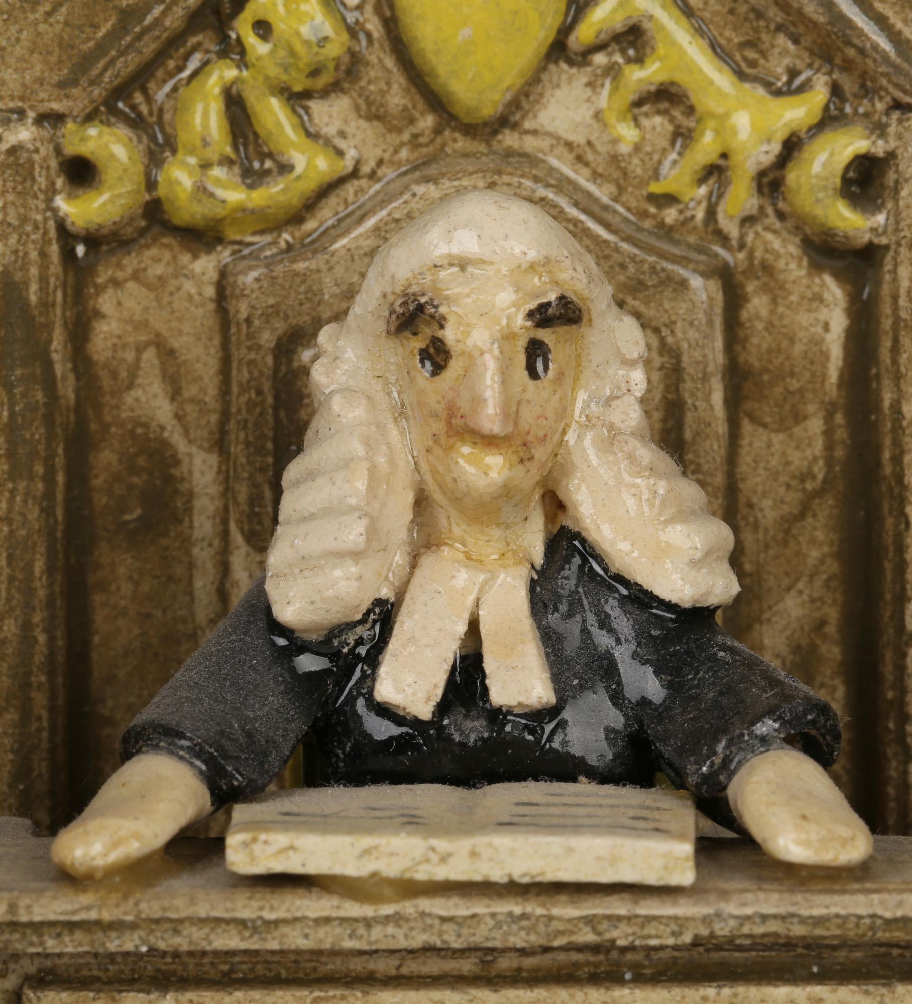 Figurale Courtroom-Szene aus Chelsea Pottery Studio Pottery-Keramik (Handgefertigt) im Angebot