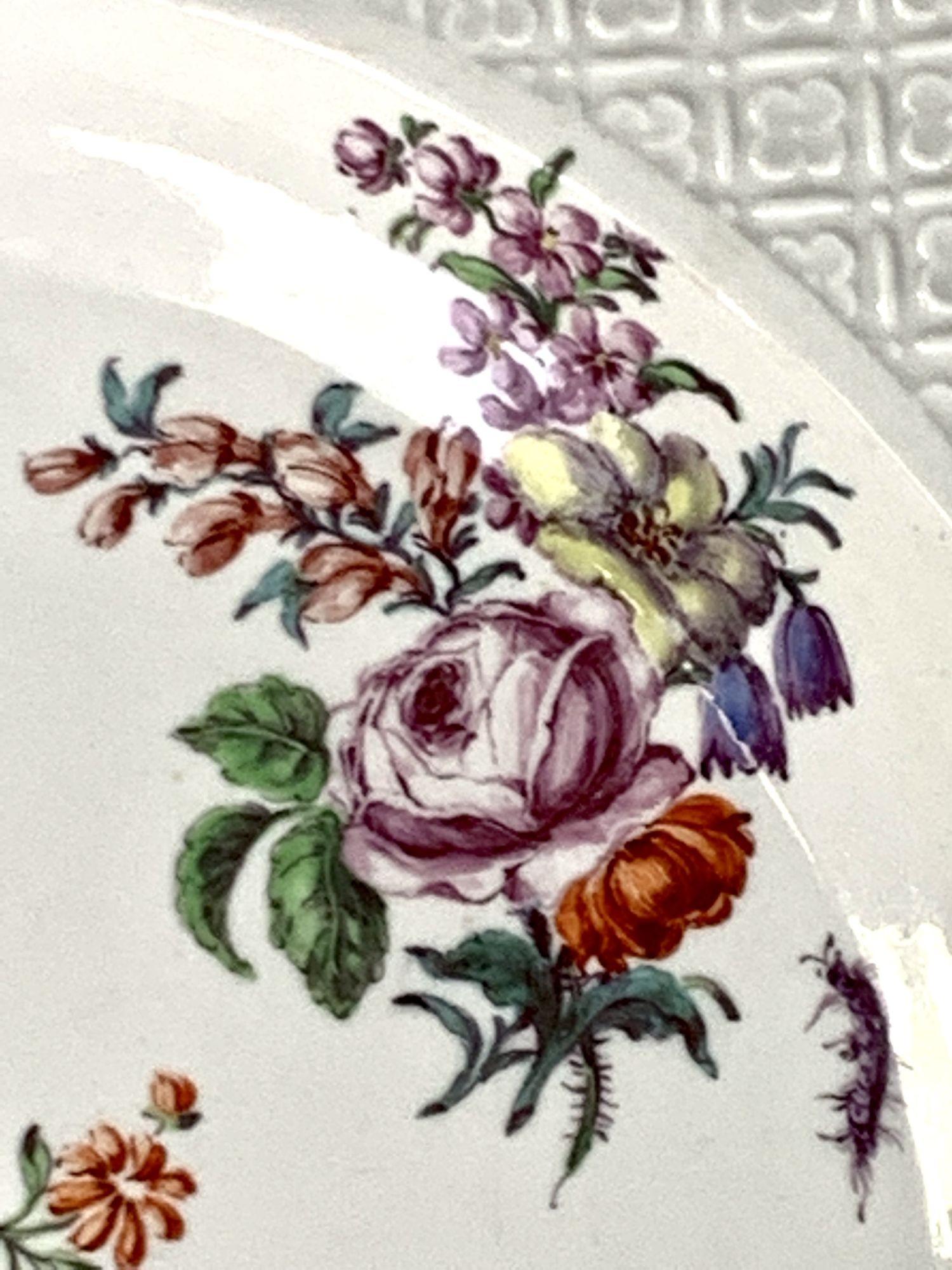 Les pièces de la période de l'ancre rouge de Chelsea (1752-1758), au cours de laquelle ce plat a été fabriqué, sont généralement considérées comme les plus belles œuvres produites par la manufacture*.
Le charme de ce plat en porcelaine tendre de