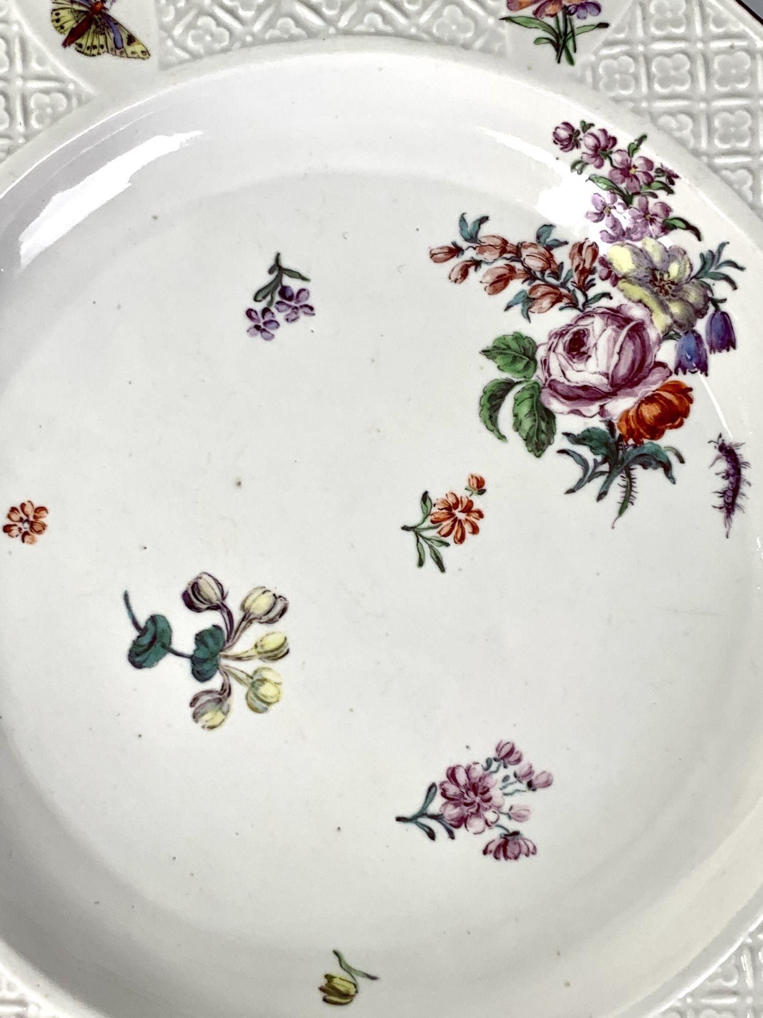Plat en porcelaine à ancre rouge Chelsea Porcelain Mid-18th Century England 1752-1756 Excellent état - En vente à Katonah, NY