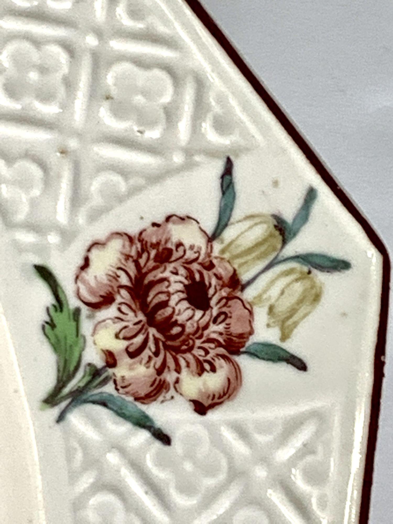 Plat en porcelaine à ancre rouge Chelsea Porcelain Mid-18th Century England 1752-1756 en vente 1