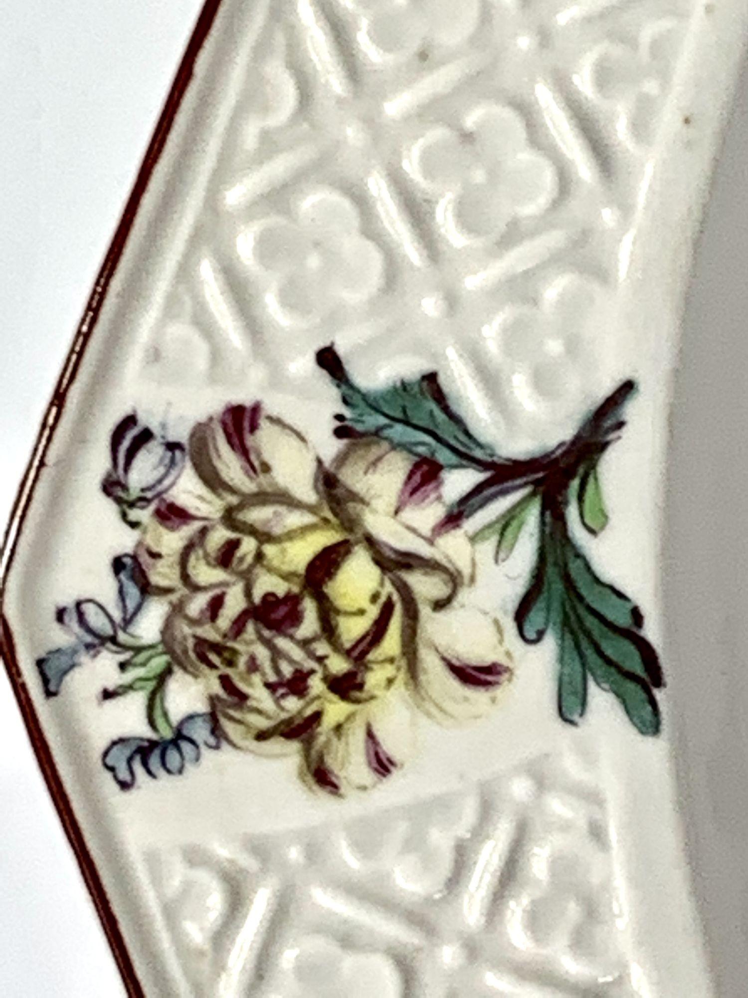 Plat en porcelaine à ancre rouge Chelsea Porcelain Mid-18th Century England 1752-1756 en vente 2