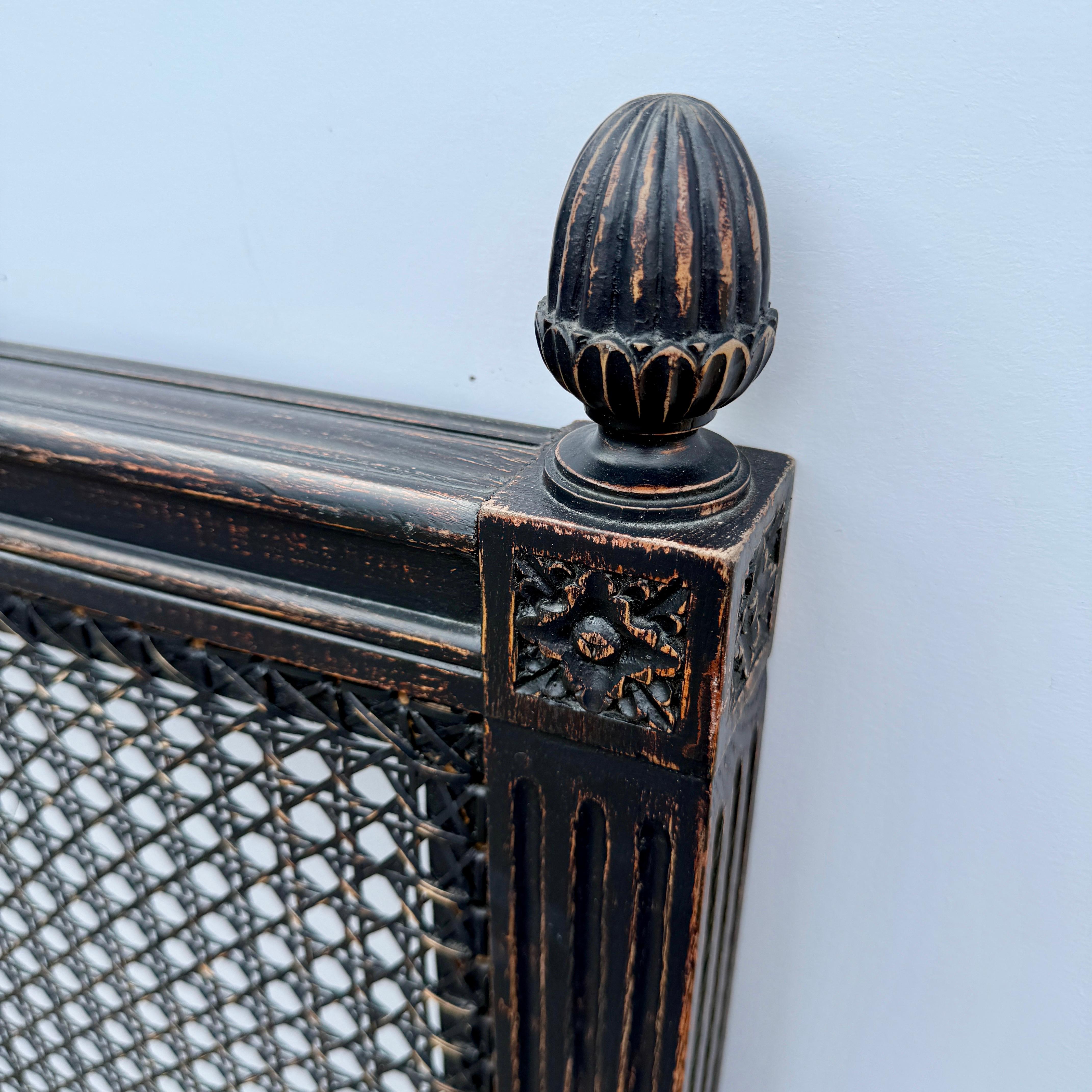 Chelsea Textiles Cabecero de Madera de Bastón Negro Estilo Gustaviano en venta 4