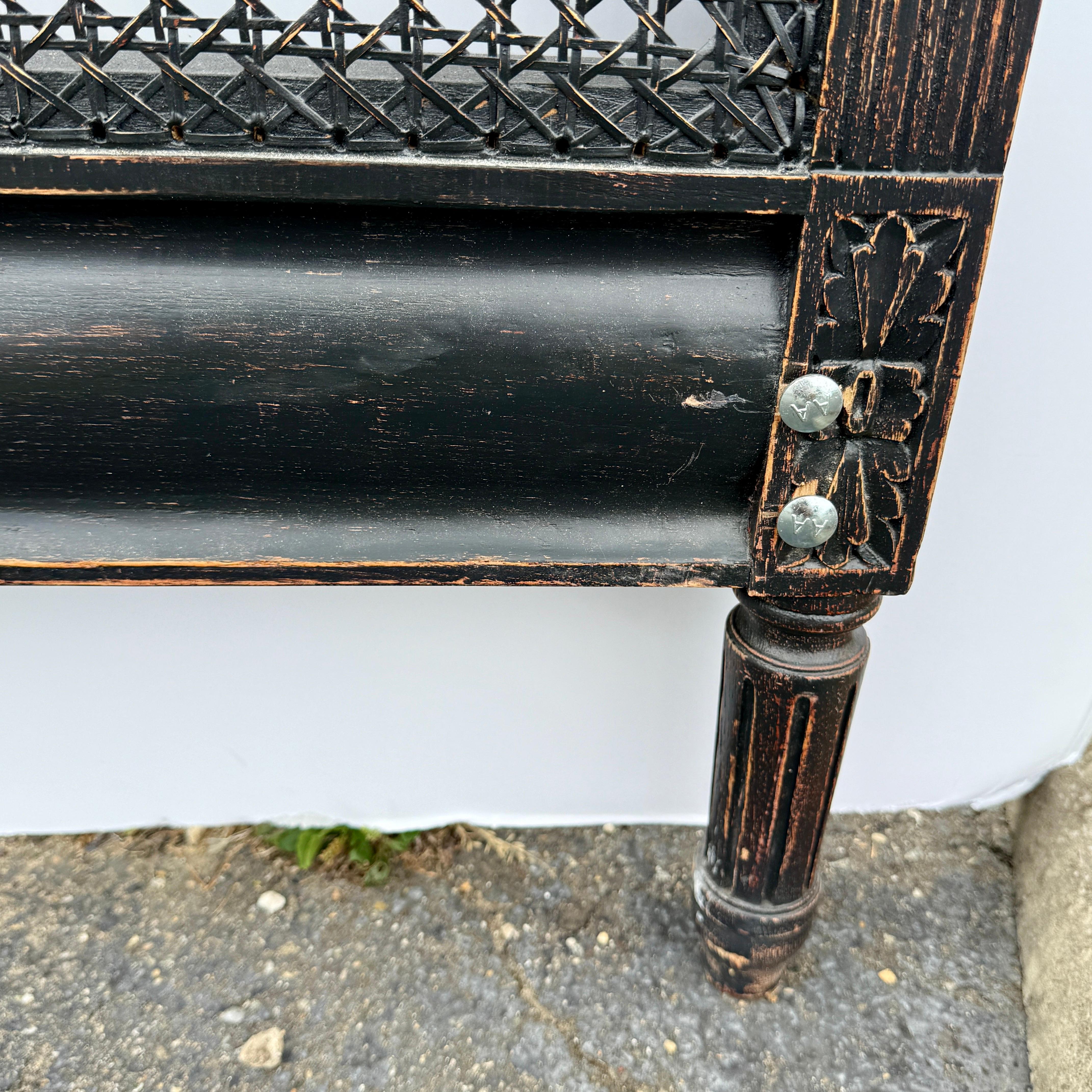 Chelsea Textiles Cabecero de Madera de Bastón Negro Estilo Gustaviano Tallado a mano en venta