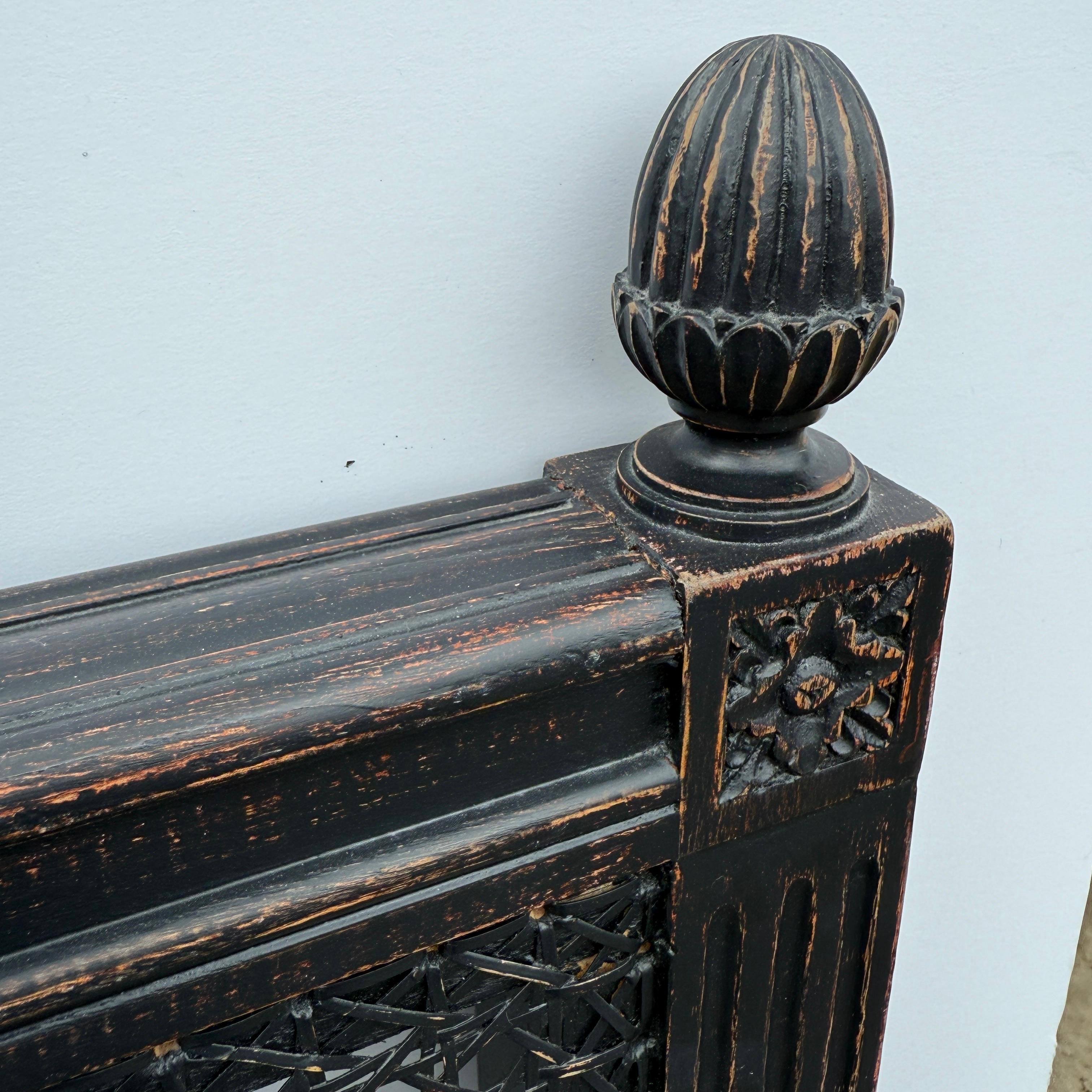 Chelsea Textiles Cabecero de Madera de Bastón Negro Estilo Gustaviano en Bueno estado para la venta en Haddonfield, NJ