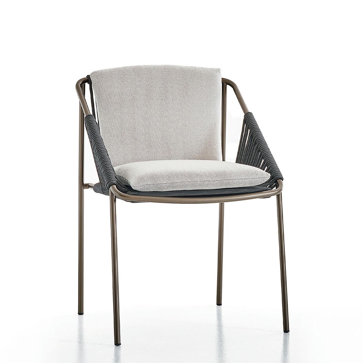 Chair Chelsy outdoor with frame structure in stainless steel.
in bronze finish, with cushion seat and backrest upholstered.
and covered with high quality outdoor fabric. Backrest and 
armrests made with woven grey rope.