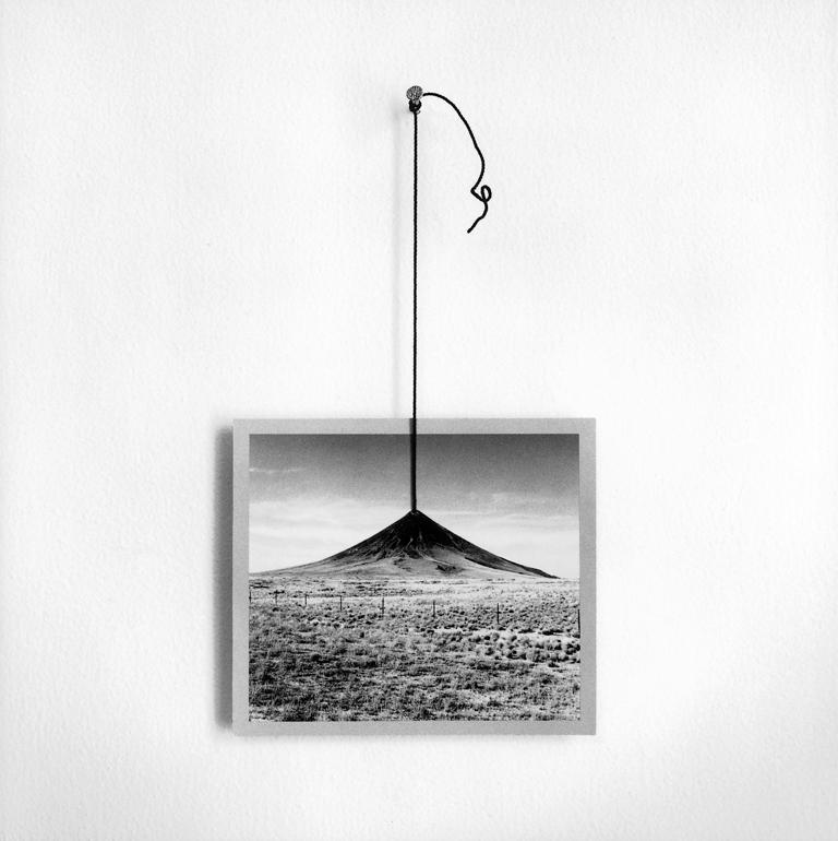 Chema Madoz Still-Life Photograph – Ohne Titel (Bild eines Berges an einer Schnur)