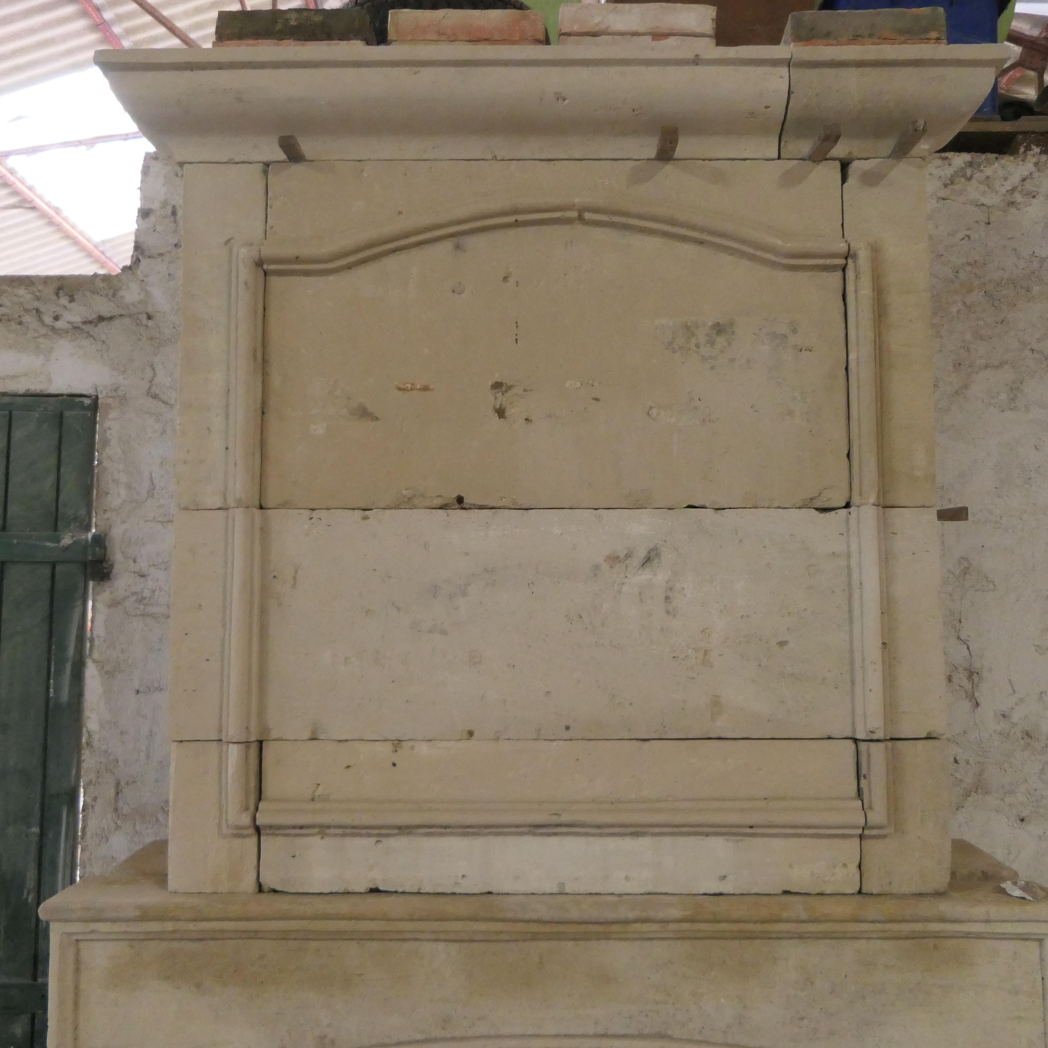 Cheminée ancienne à trumeau en pierre naturelle. Cette pièce apporte charme et authenticité à tout espace de vie.

Dimensions interieur Largeur x Hauteur : 101 x 101 au plus bas et 106 au plus haut