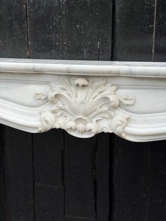Cheminée de style Louis XV en marbre de Carrare vers 1950
