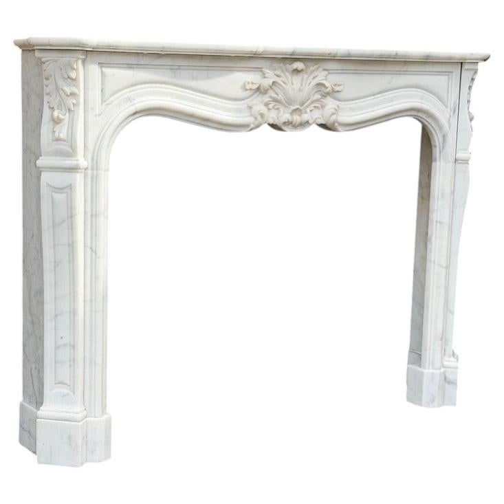 Cheminée de style Louis XV en marbre de Carrare vers 1950