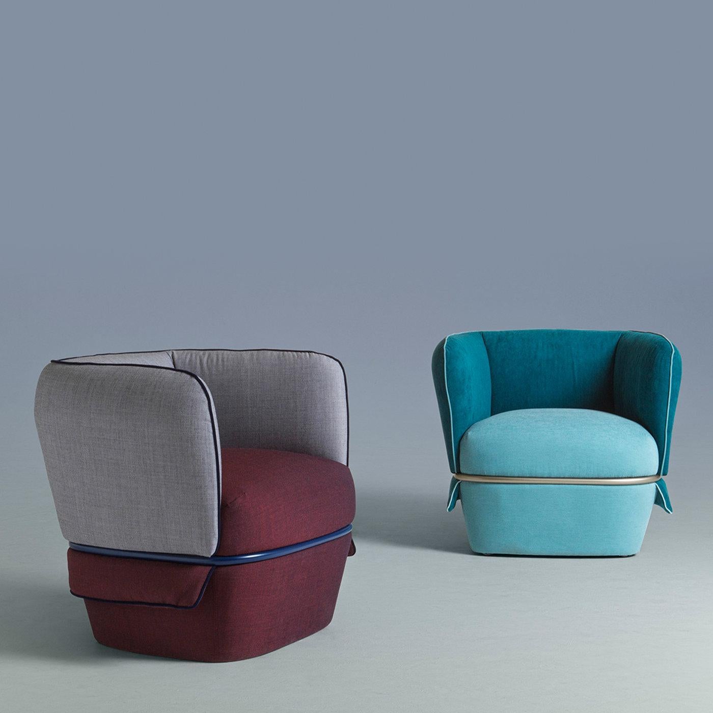 Covered in a combination of stain-resistant peachskin fabric in petrol-blue for the backrest and armrests and aquamarine for the plush seat (45cm high), this armchair exudes pure coziness. The wooden frame is padded with multi-density polyurethane