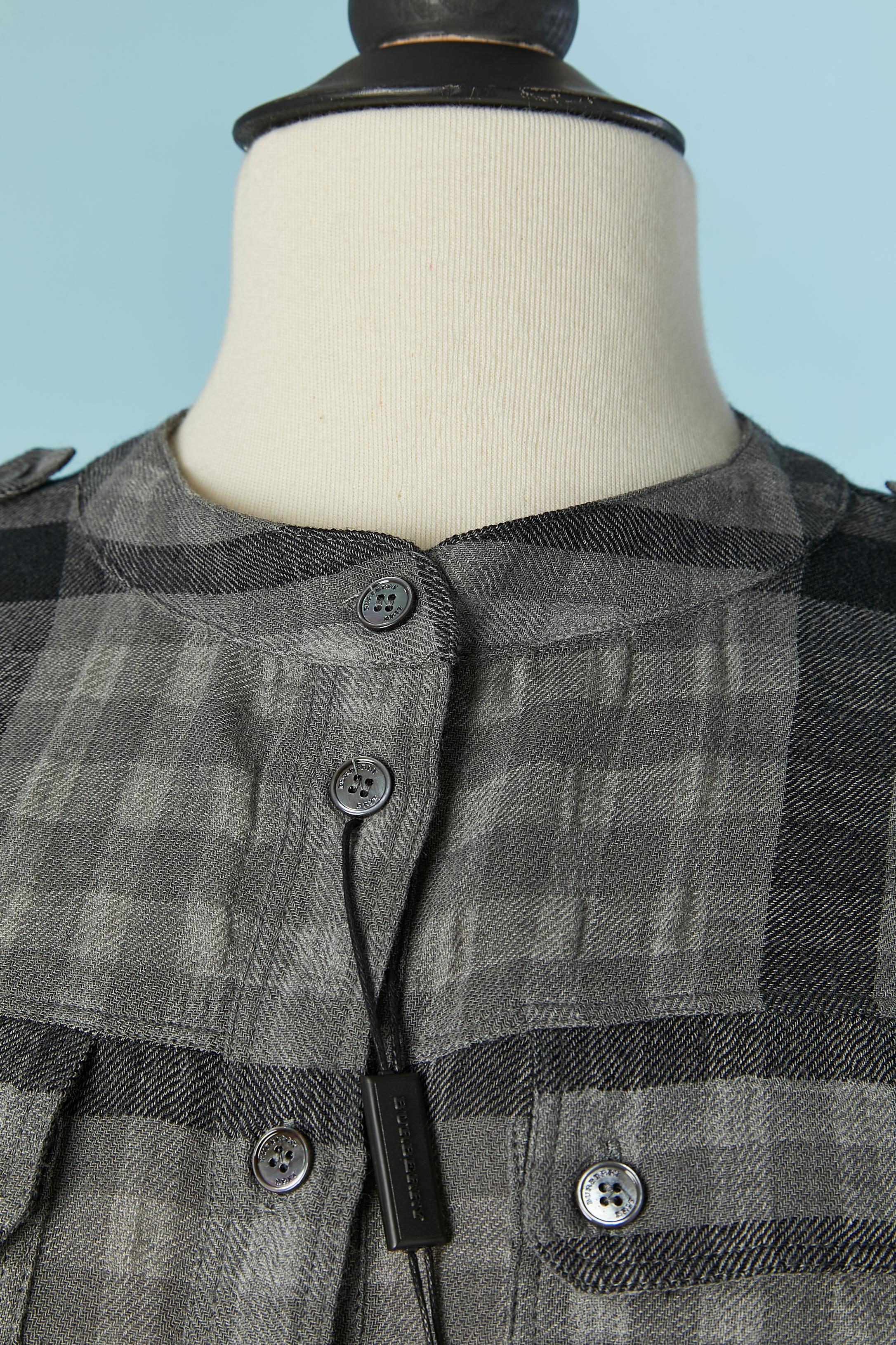 Robe-chemisier à carreaux. Composition du tissu : 53% rayonne  33% laine 14% coton. Bouton et boutonnière marqués sur le devant et sur les poignets + un bouton supplémentaire fourni. 
Nouveau avec étiquette 
Taille S sur l'étiquette mais peut aller