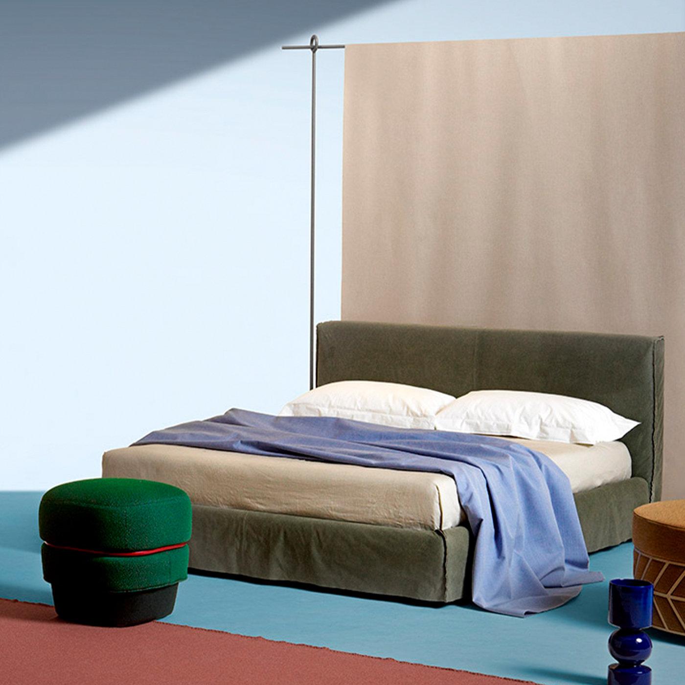 Ideale per una camera da letto o un salotto colorato, questo pouf è caratterizzato da volumi audaci rivestiti in tessuto verde testurizzato per una vivace dichiarazione cromatica. La ricca imbottitura in gomma poliuretanica multi-densità garantisce