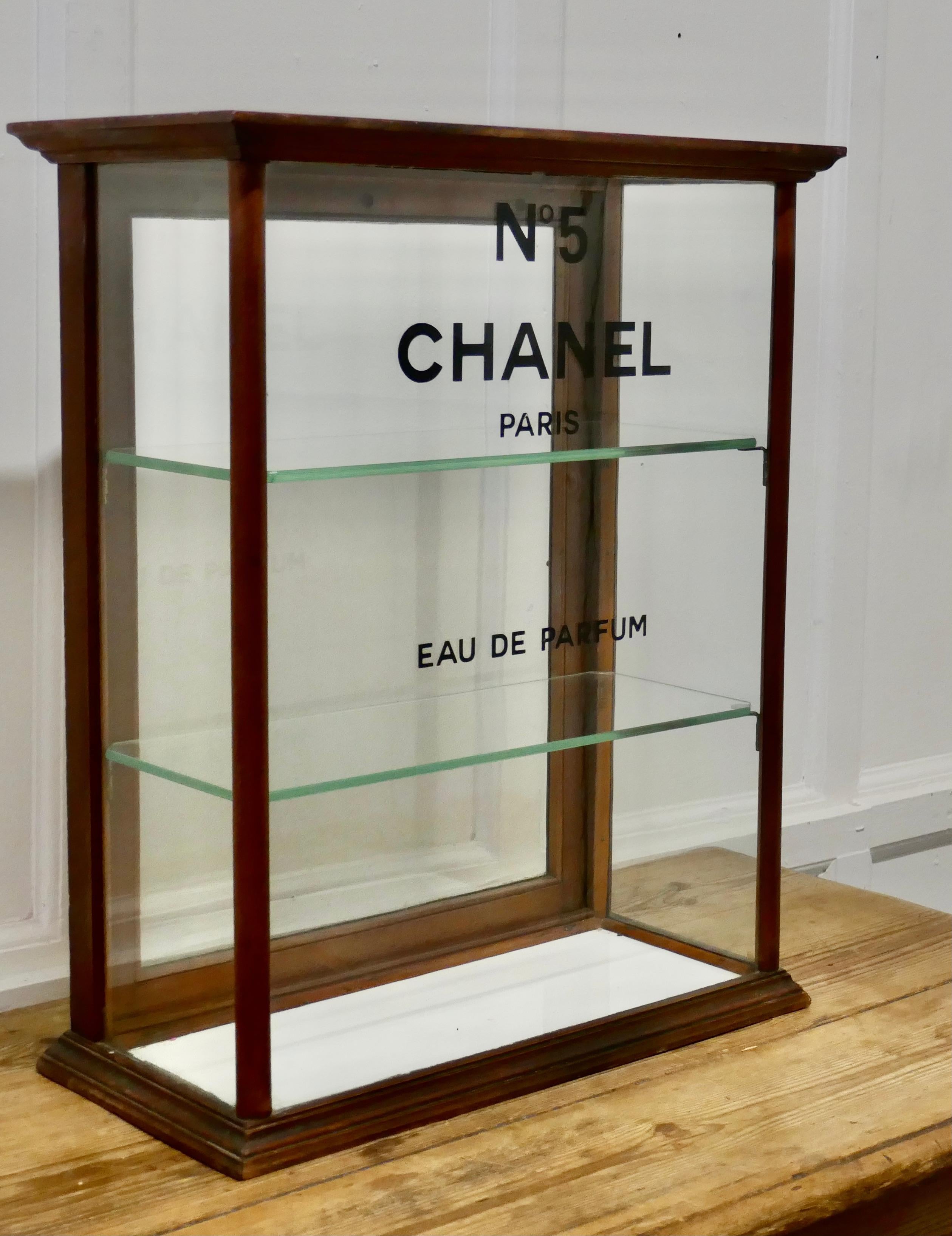Chemist shop perfume display cabinet, Chanel No 5

This glazed shop display cabinet is made mahogany, the glass has painted lettering on the front advertising Chanel No 5

The cabinet has a rear door and 2 glass shelves
This is a very