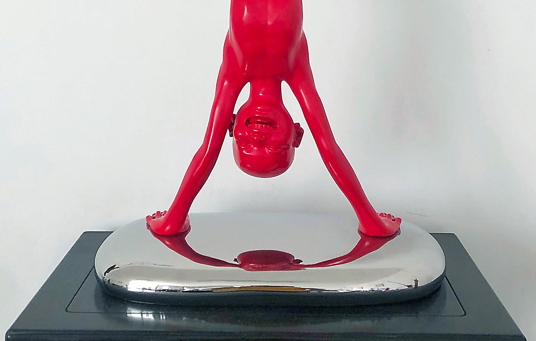 Zeitgenössische surreale Skulptur des neuen Realisten Chen Wenling-Handstands  – Sculpture von Chen Wenling 