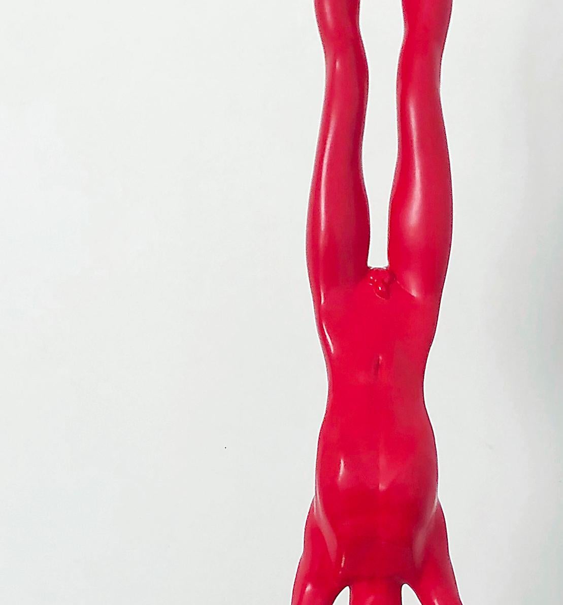 Zeitgenössische surreale Skulptur des neuen Realisten Chen Wenling-Handstands  (Grau), Figurative Sculpture, von Chen Wenling 