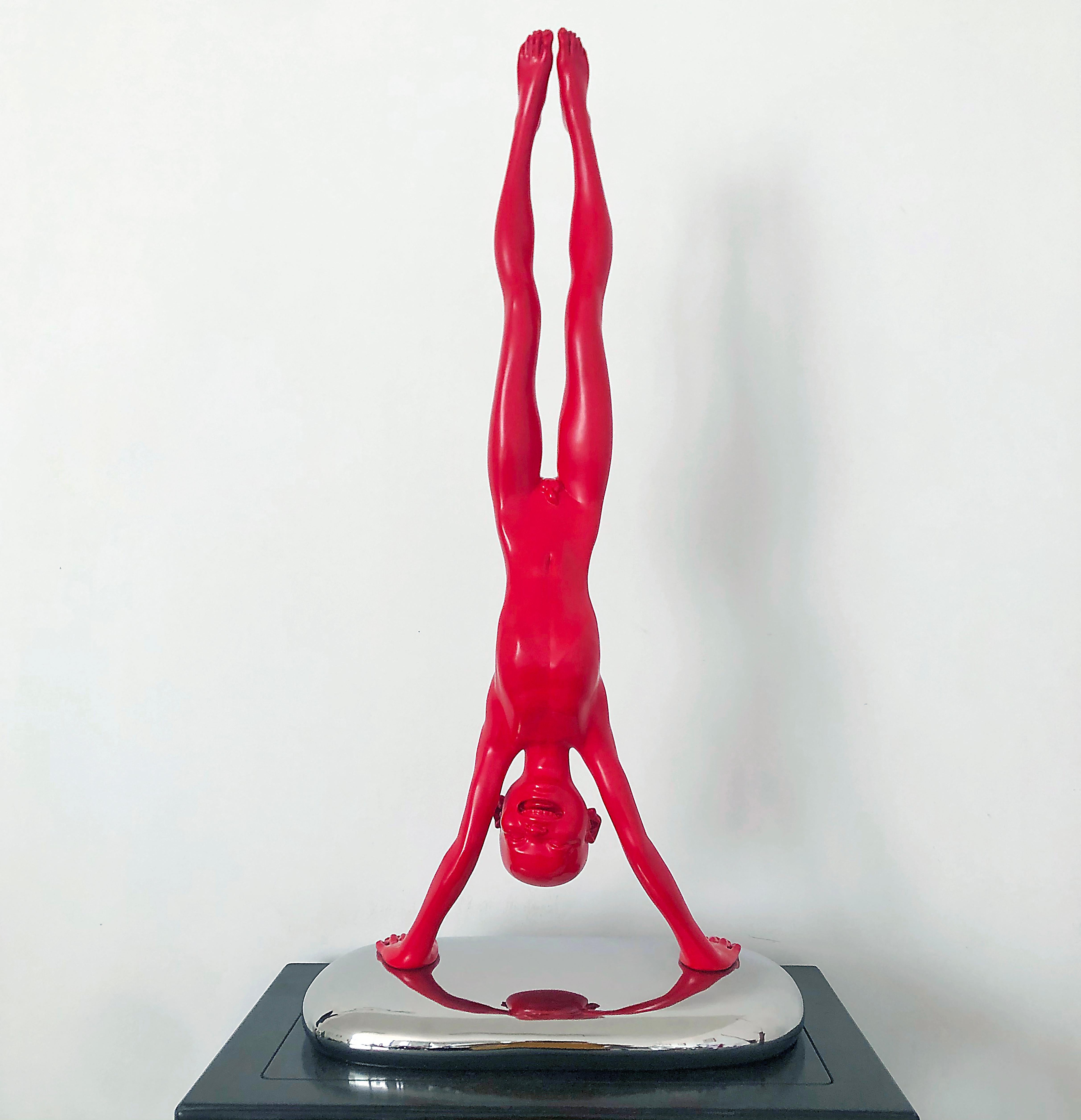 Chen Wenling  Figurative Sculpture – Zeitgenössische surreale Skulptur des neuen Realisten Chen Wenling-Handstands 