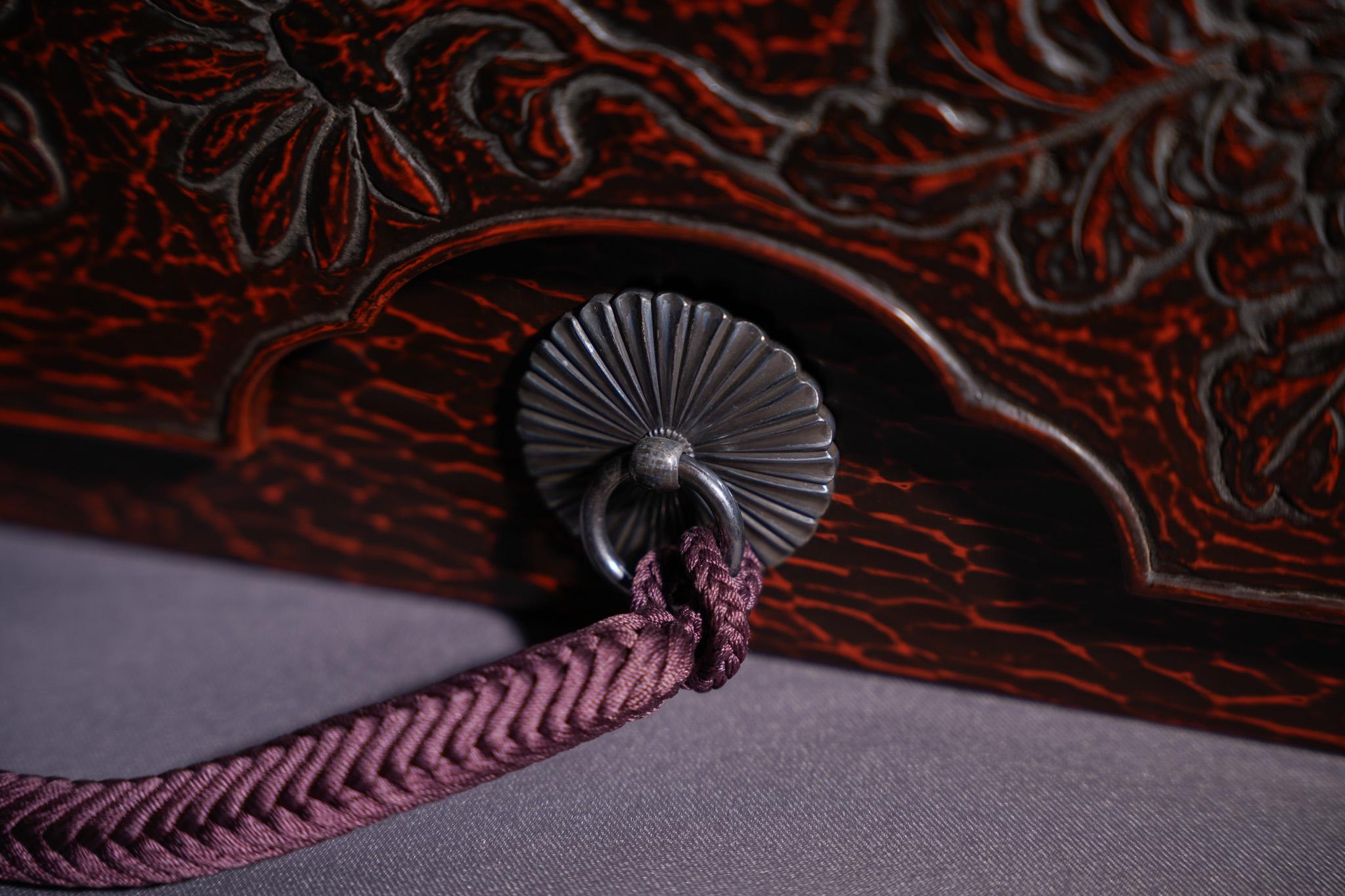 Große geschnitzte Lackdose mit Chrysantheme im Angebot 7