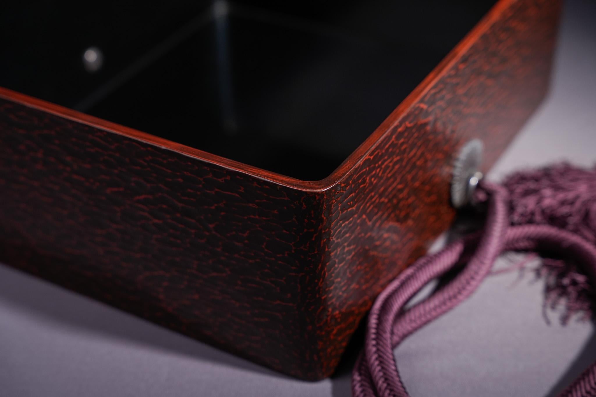 Große geschnitzte Lackdose mit Chrysantheme im Angebot 10