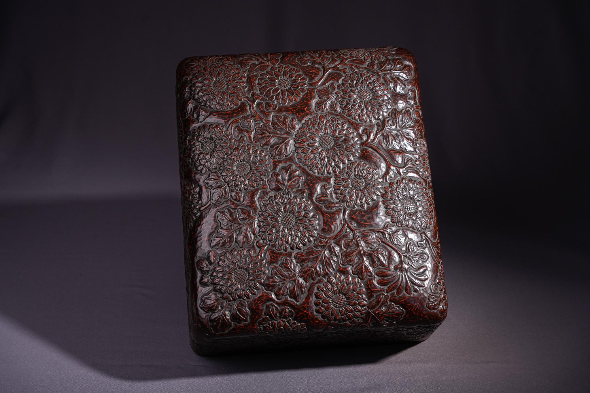 Große geschnitzte Lackdose mit Chrysantheme im Angebot 15