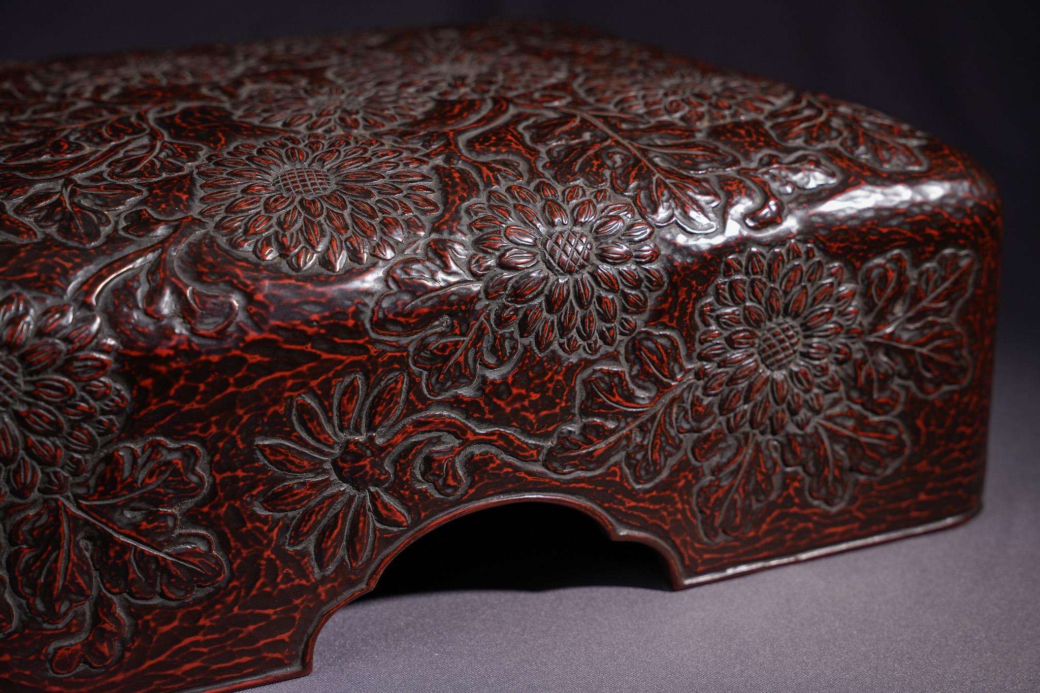 Große geschnitzte Lackdose mit Chrysantheme im Angebot 17