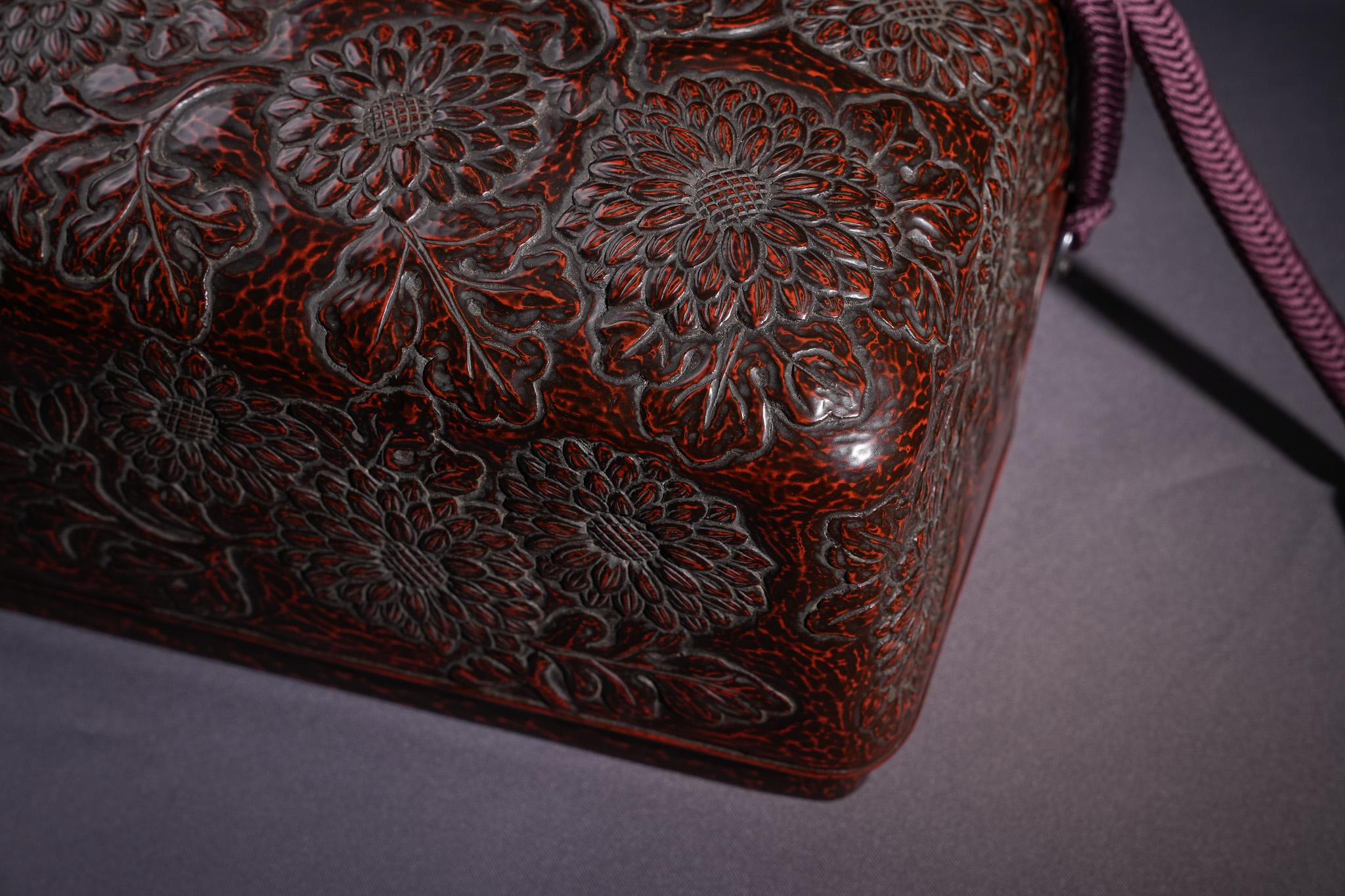 Große geschnitzte Lackdose mit Chrysantheme im Angebot 5
