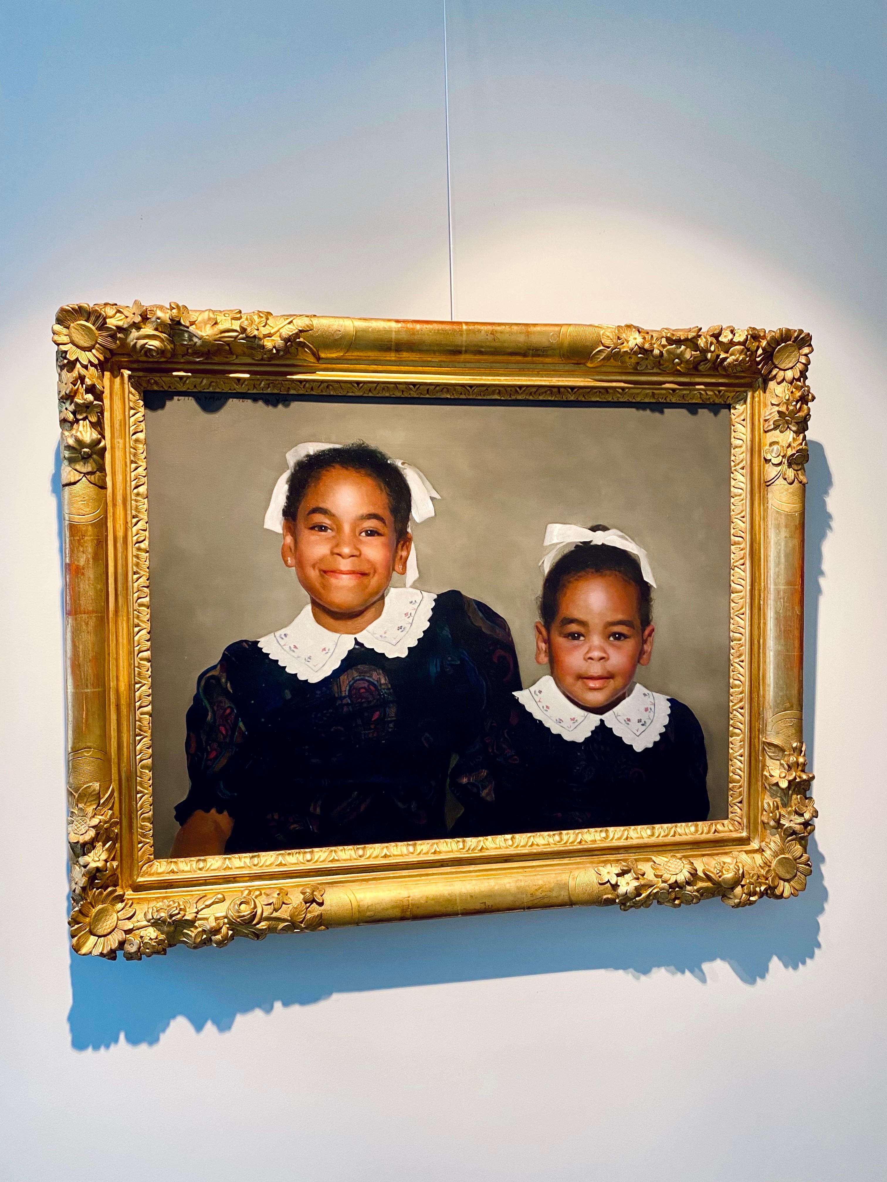 Happy Sisters – Porträt zweier schwarzer Mädchen – Royal (Amerikanischer Realismus), Painting, von Chen Yanning