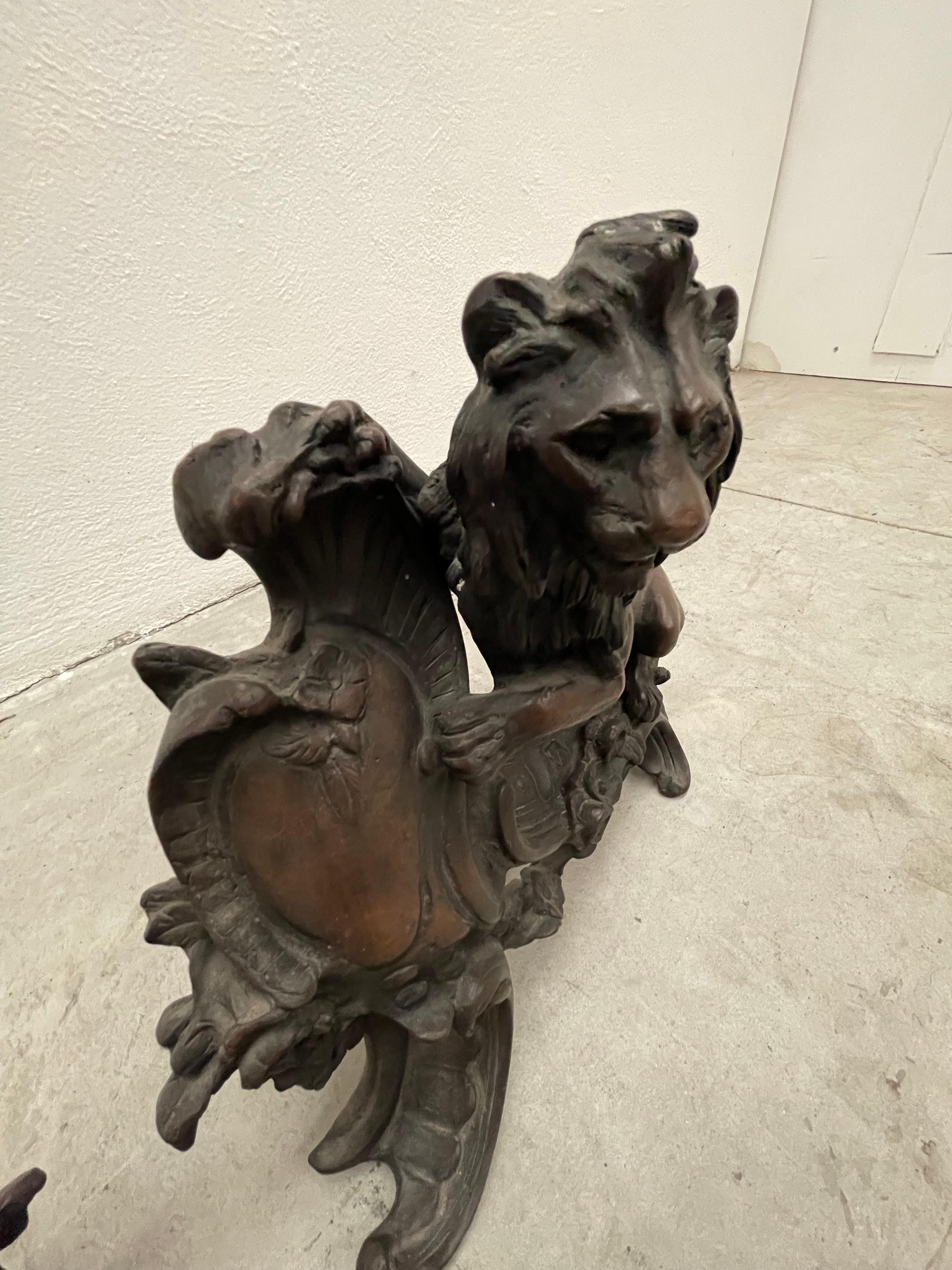 Chenet en forme de lion surmontant un écusson bronze For Sale 4